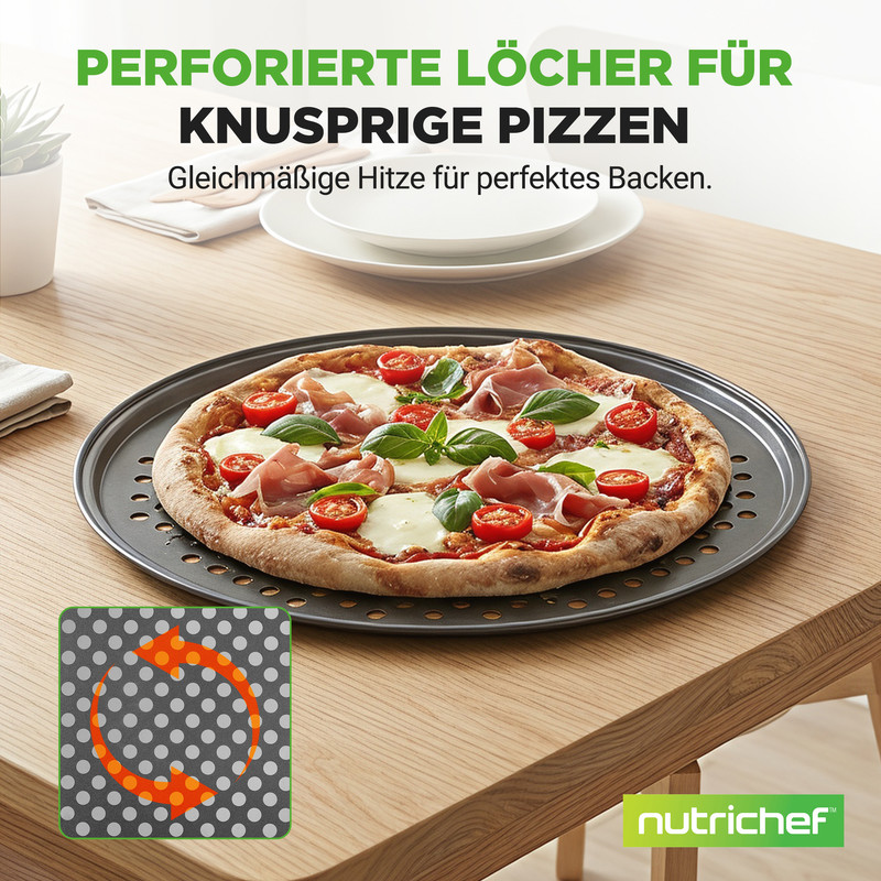 Eine Pizza mit Mozzarella, Tomaten und Schinken auf einem perforierten Blech.