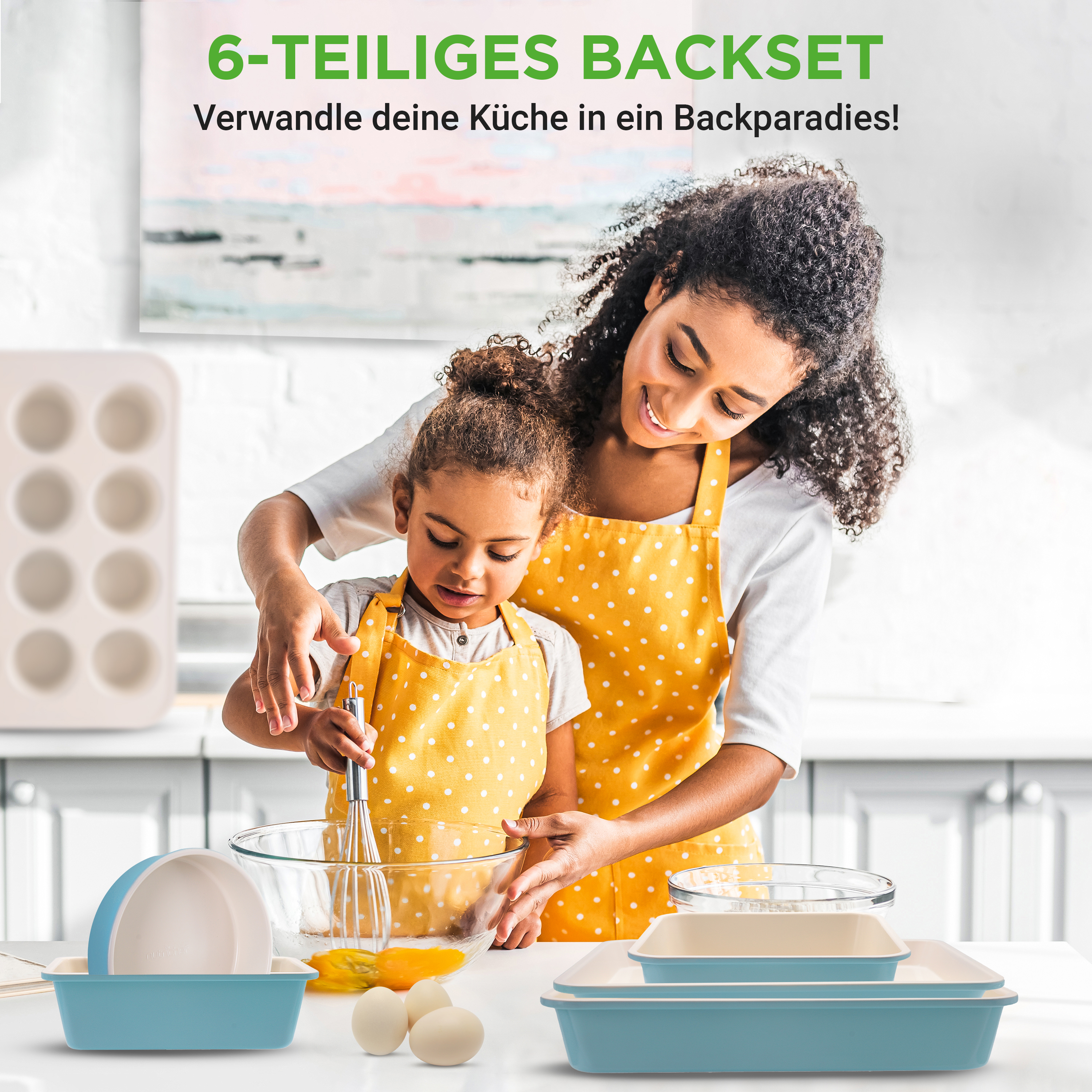 Mutter und Kind backen zusammen. Auf dem Tisch stehen Backformen, Eier und eine Schüssel.