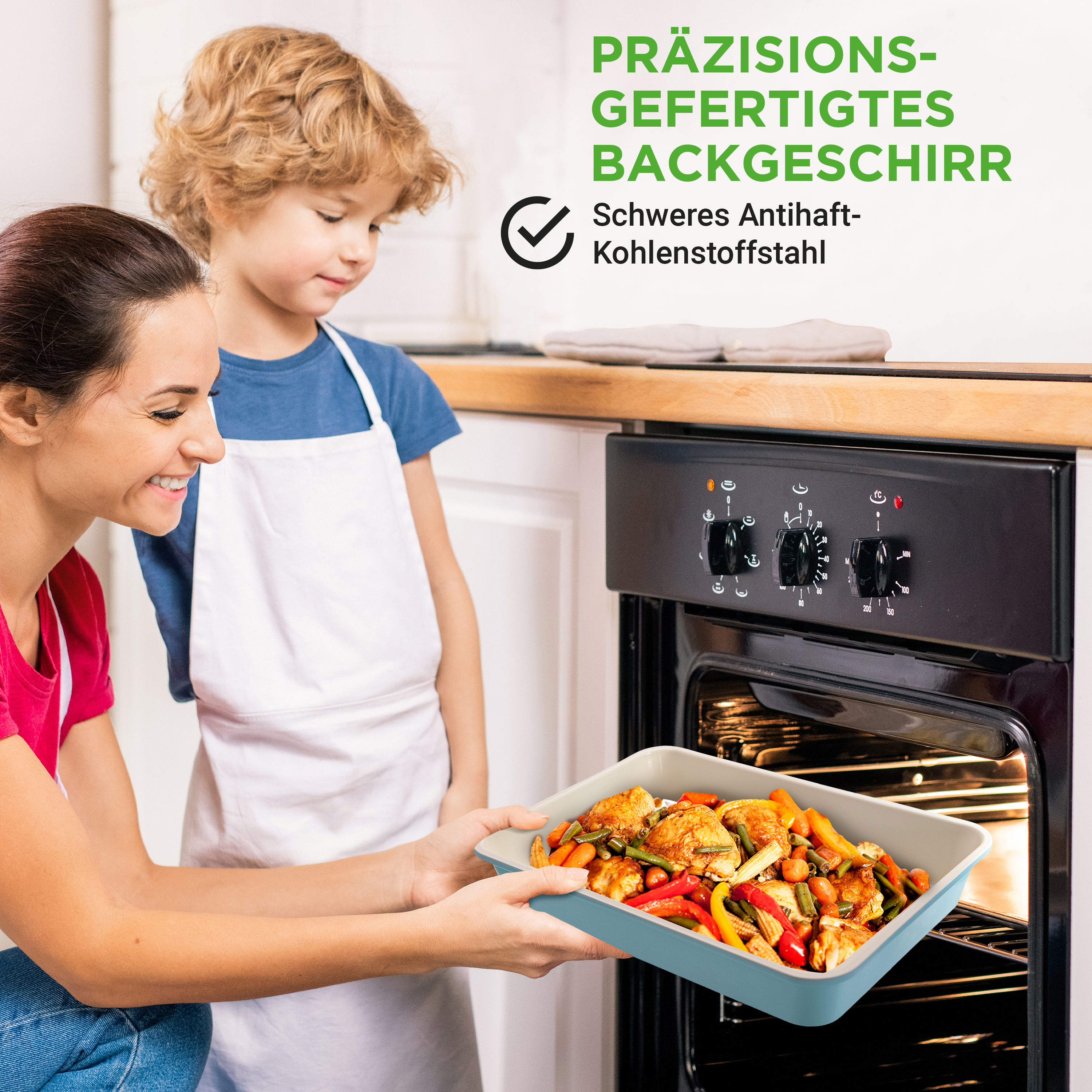 Frau und Kind nehmen Braten aus dem Ofen mit Hähnchen, Karotten, Bohnen und Mais.