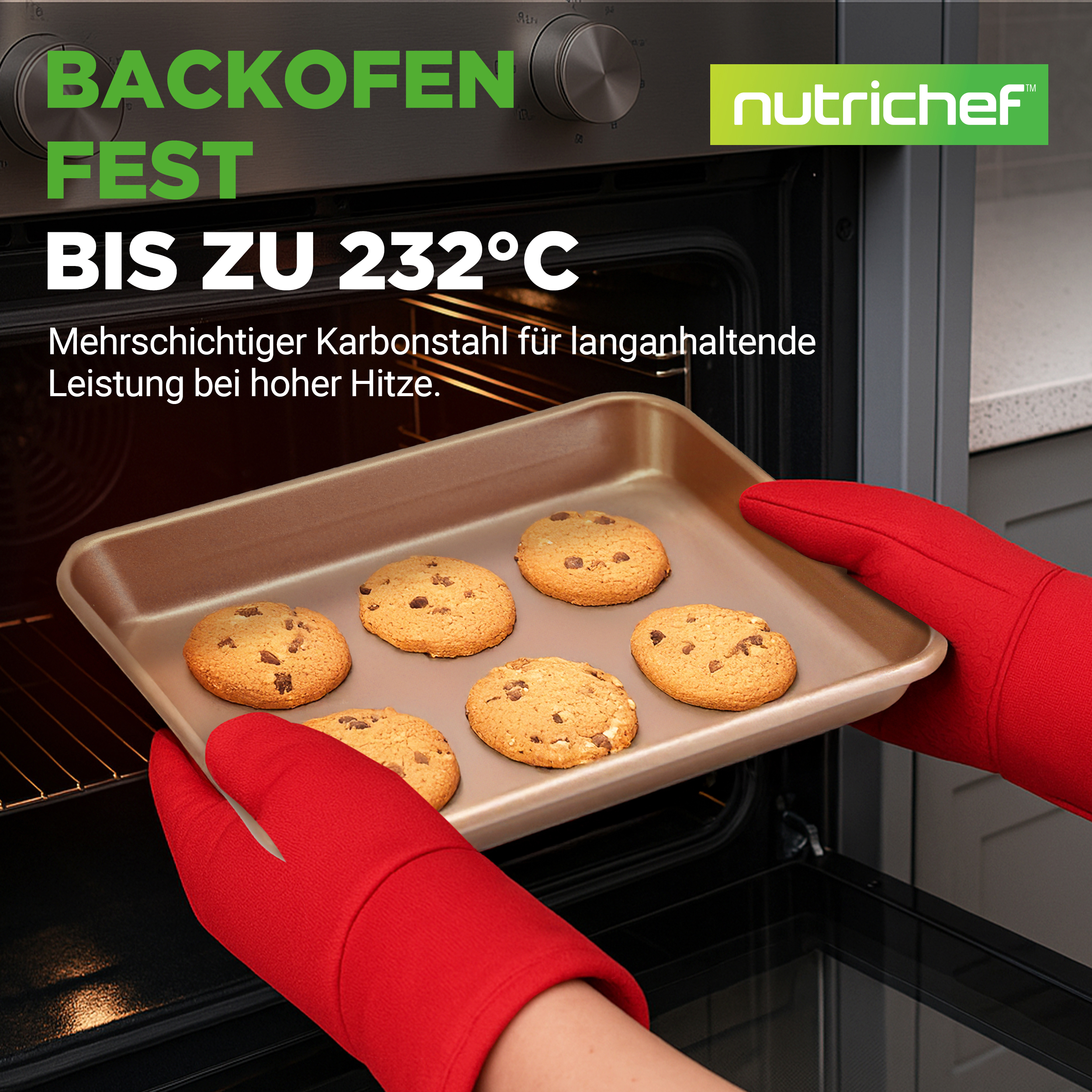 Rote Ofenhandschuhe halten ein Blech mit Keksen in einem Ofen.