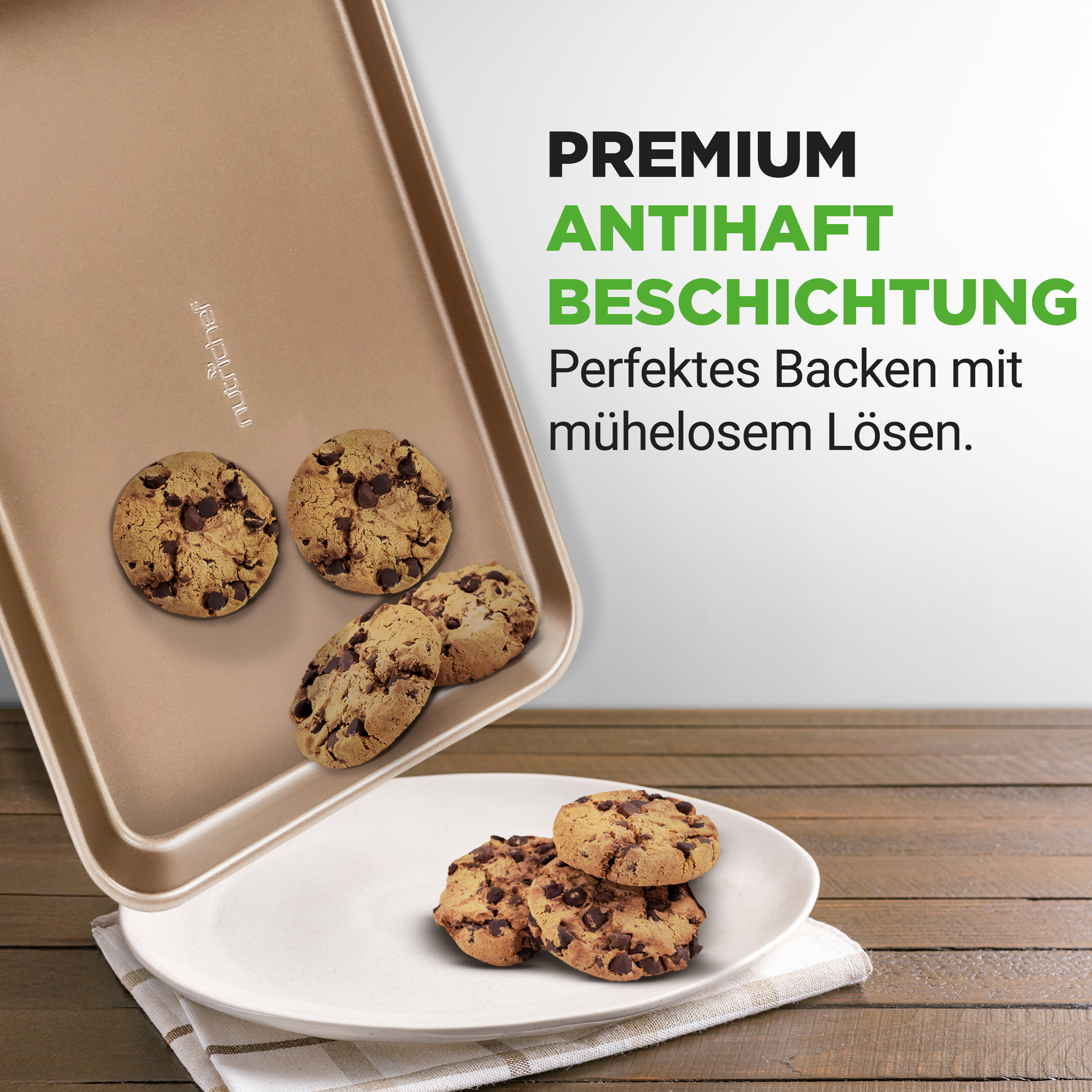 Ein goldbraunes Backblech kippt, um Schokoladenkekse auf einem Teller zu enthüllen.
