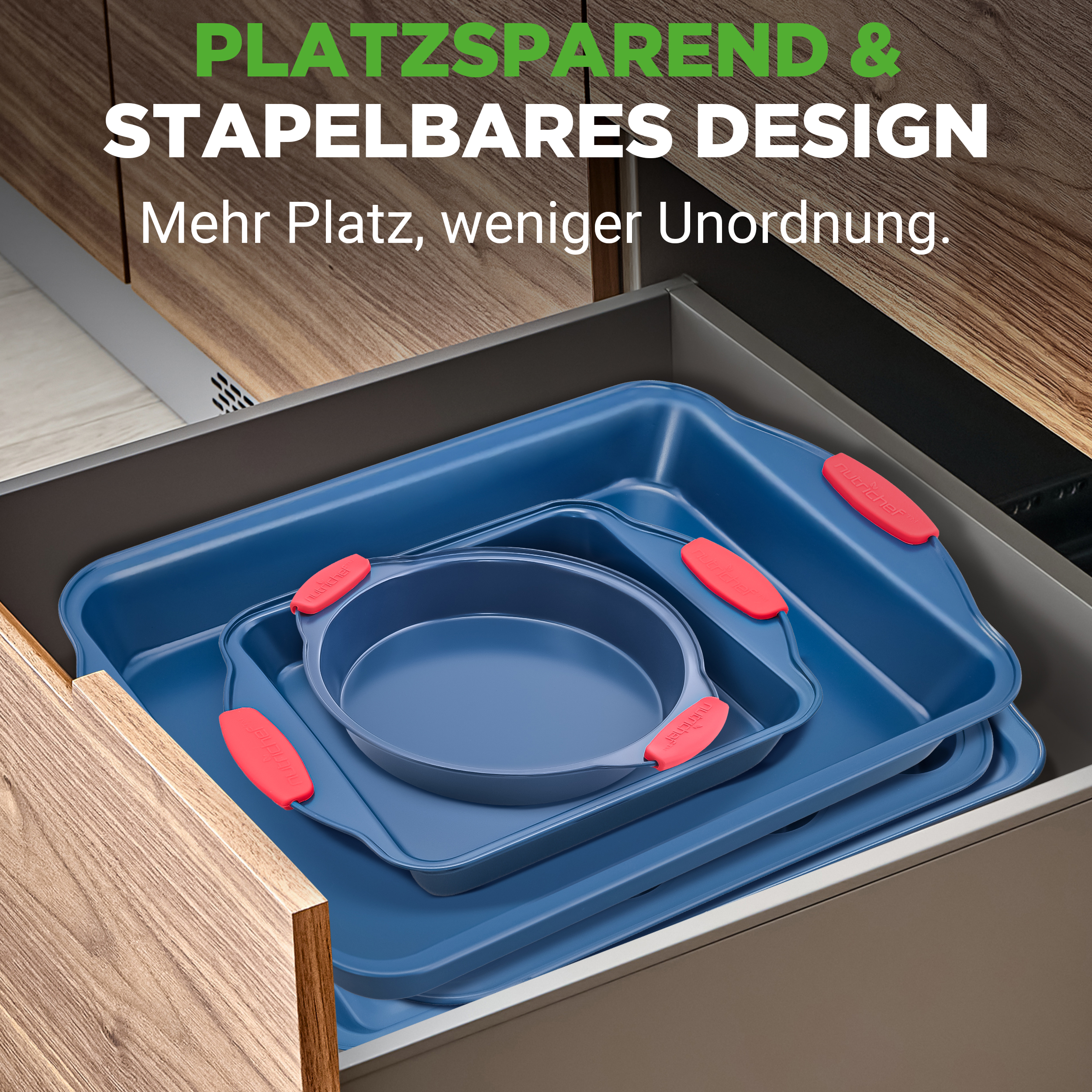 Blaue Backformen mit roten Griffen, gestapelt in einer Schublade.