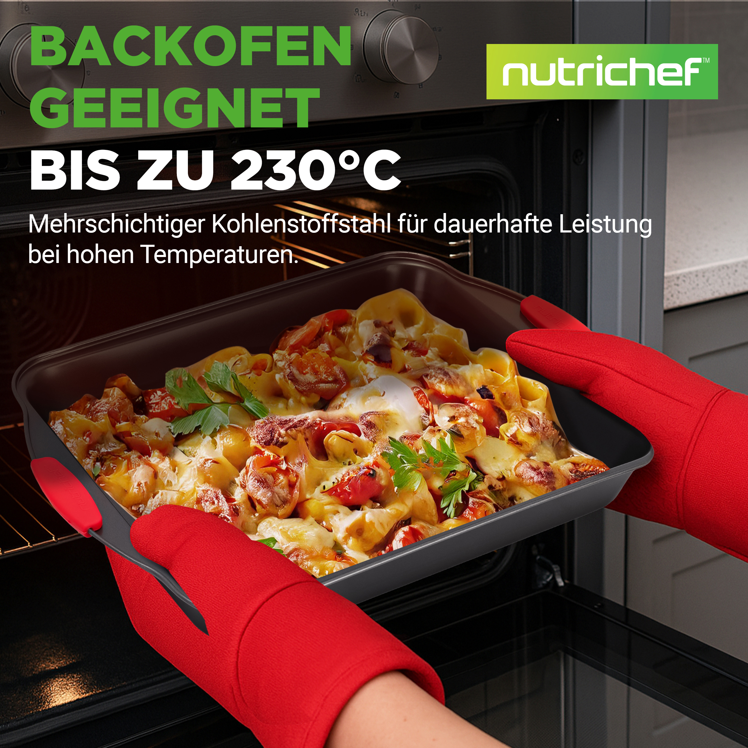 Rote Ofenhandschuhe halten eine Auflaufform mit Nudeln und Gemüse in einem Ofen.