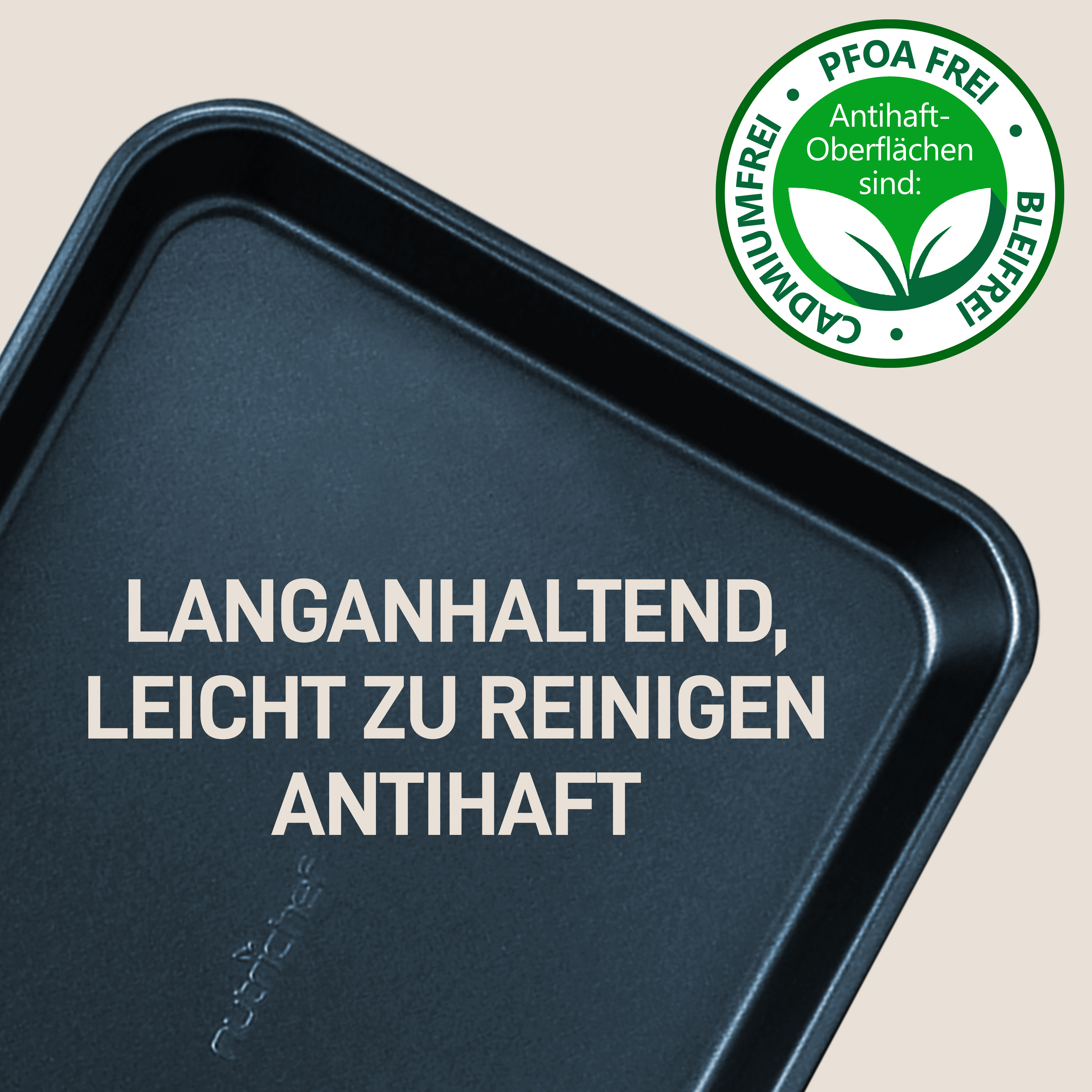 Eine schwarze Backform mit Aufschrift: Langanhaltend, leicht zu reinigen, antihaft.