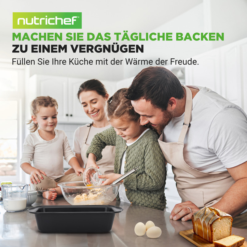 Eine Familie backt zusammen in der Küche, mit Zutaten und einem Kuchen auf der Arbeitsplatte.