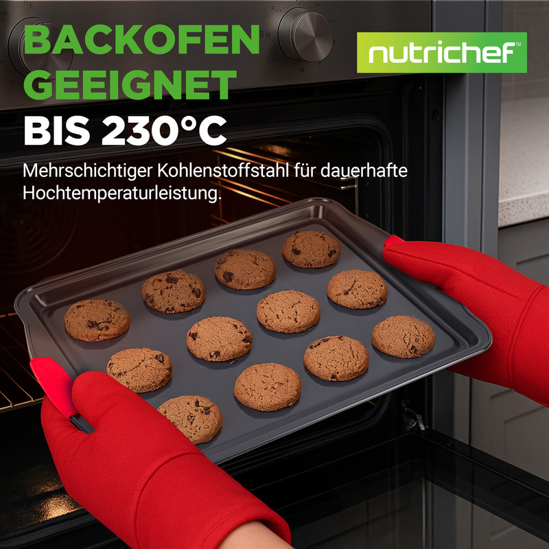 Backblech mit Keksen wird aus einem Ofen genommen. Geeignet bis 230°C.