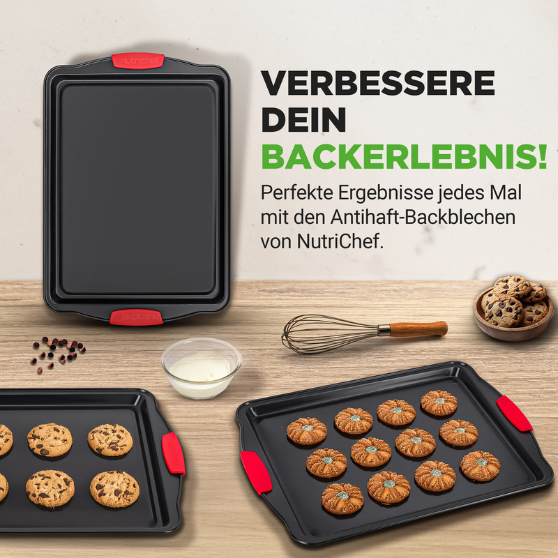 Backbleche mit Keksen, Rührbesen und Text auf Holztisch.