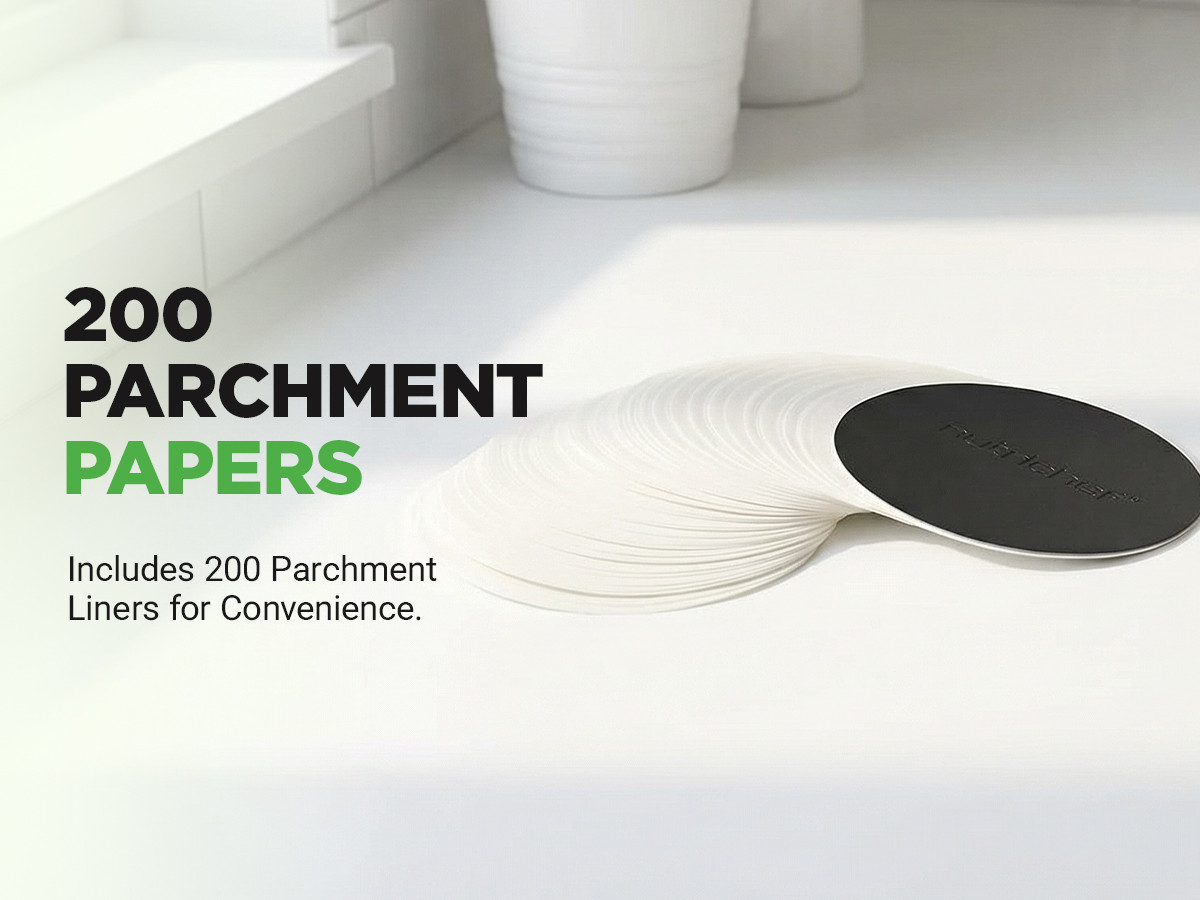 Ein Stapel von 200 weißen Backpapier-Einlagen, eine schwarze Einlage oben.