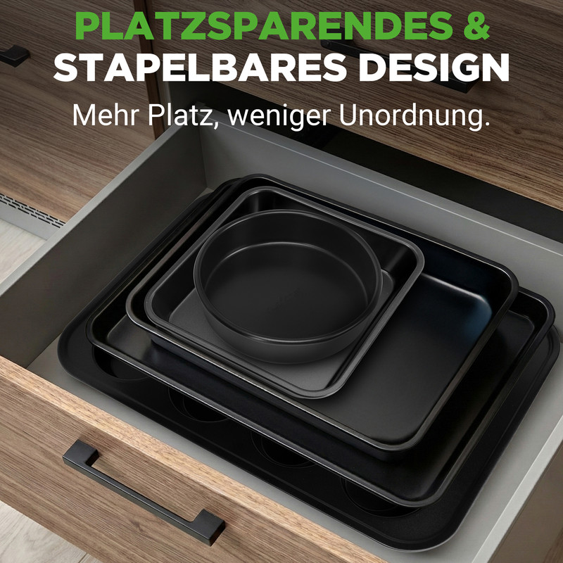 Gestapelte Backformen in einer Schublade.