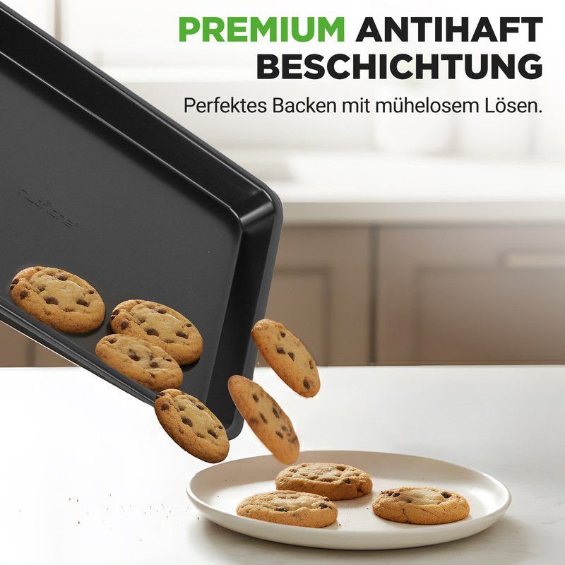 Schwarzes Backblech kippt, Kekse fallen auf Teller.