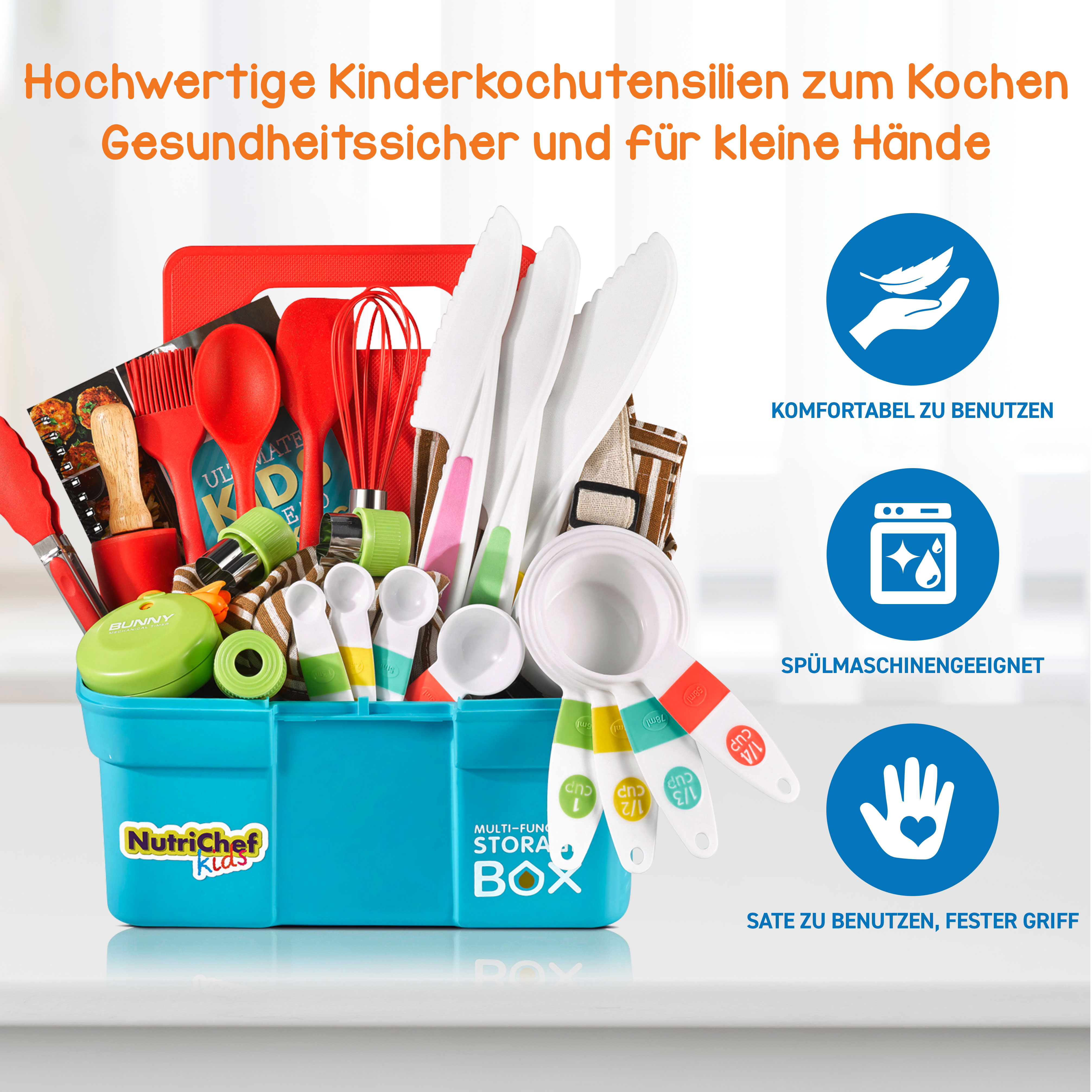 Kinderkochutensilien in einer blauen Box mit Kochbuch, Timern, Messbechern und mehr.
