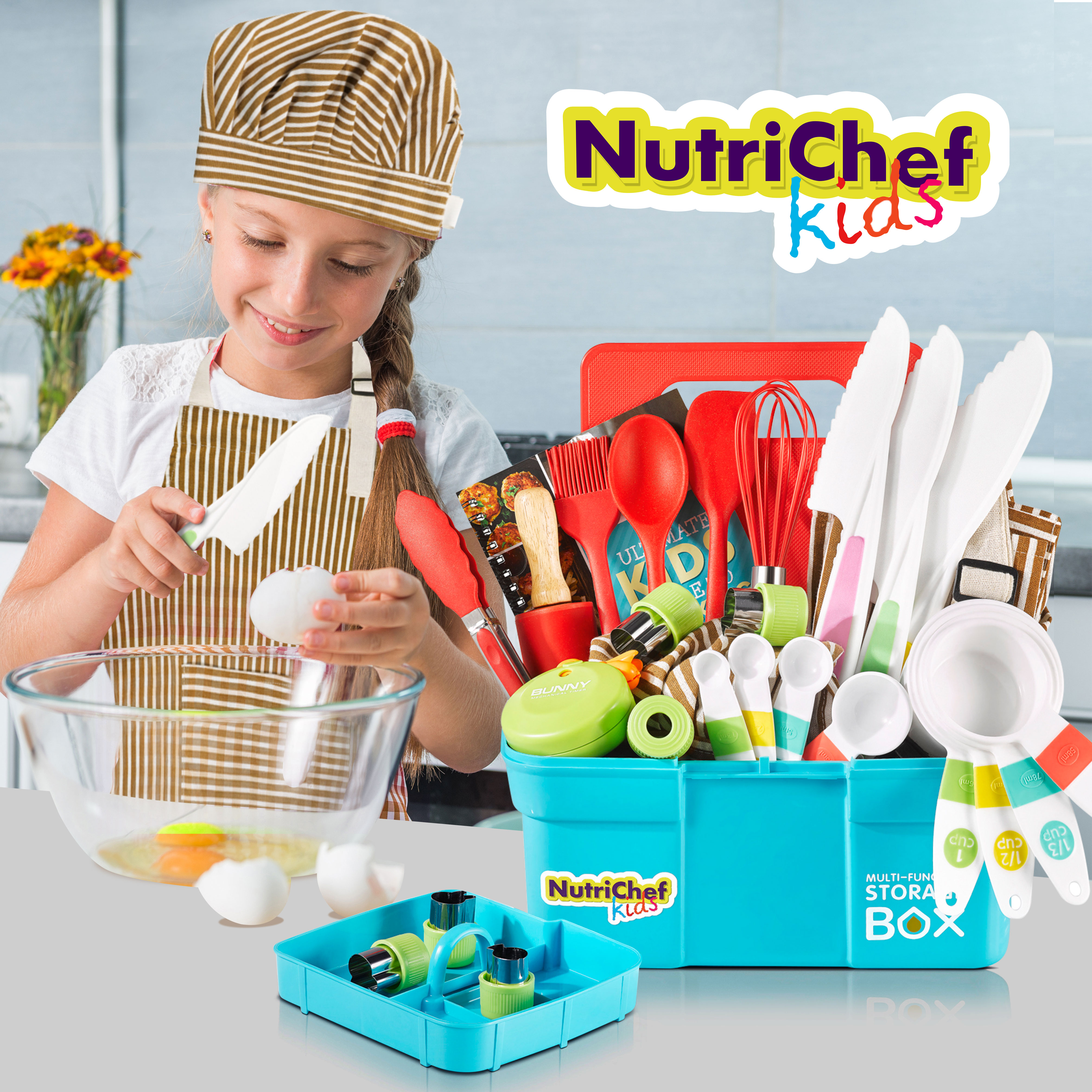 Mädchen in Kochmütze knackt Ei über Schüssel, neben Spielküchenutensilien.