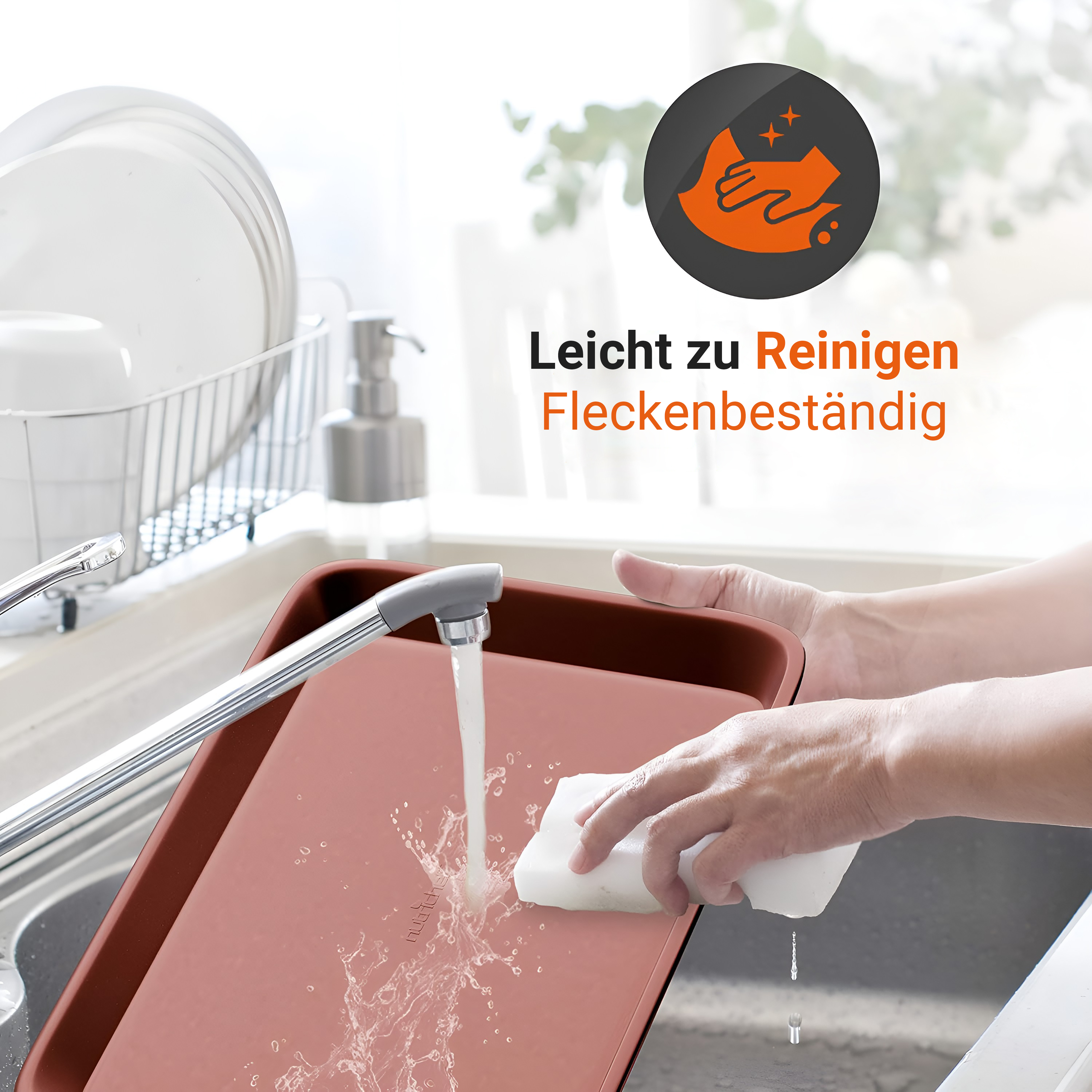 Eine Hand reinigt eine runde Backform unter fließendem Wasser mit einem Schwamm.