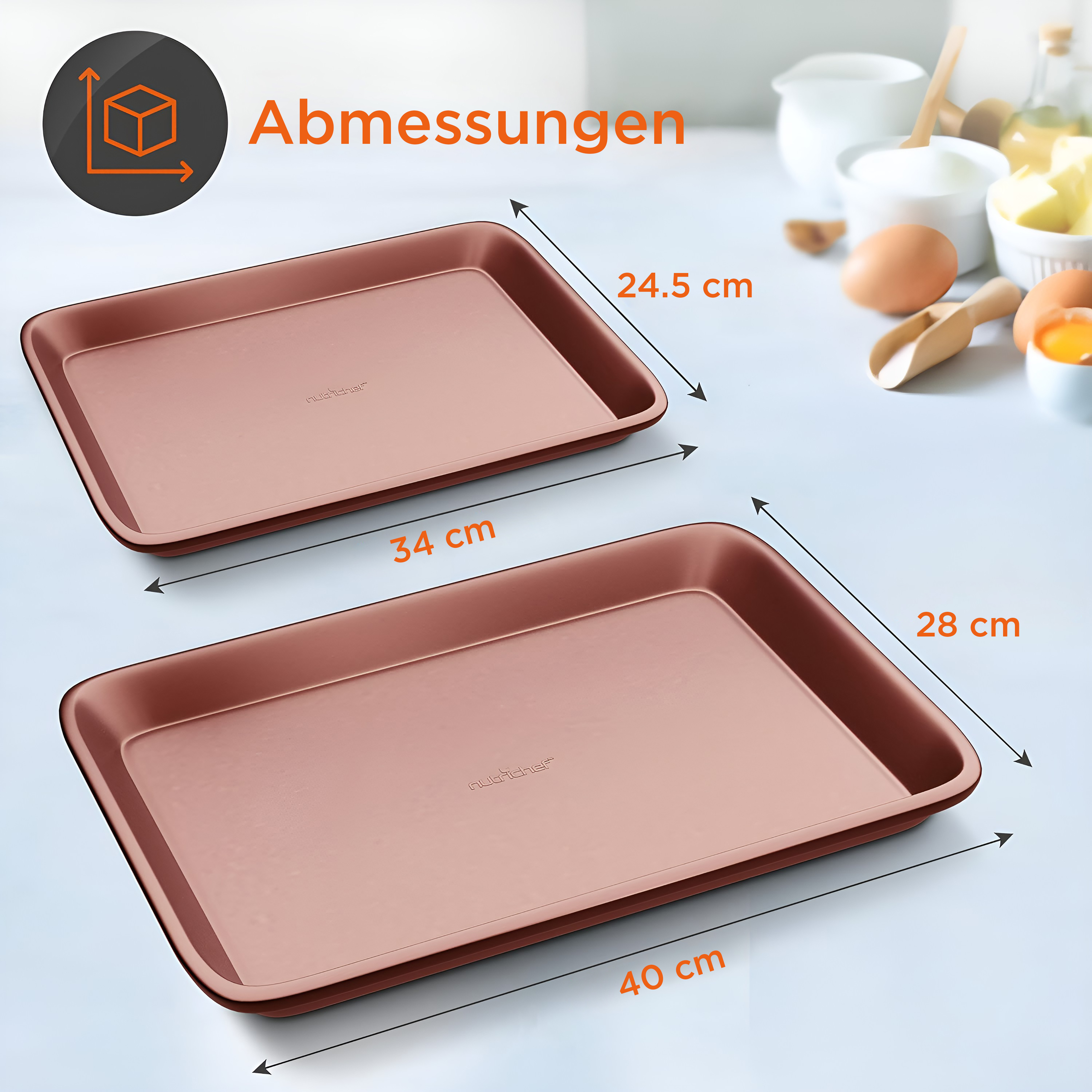 Zwei kupferfarbene Backbleche, eines 34x24,5 cm, das andere 40x28 cm.