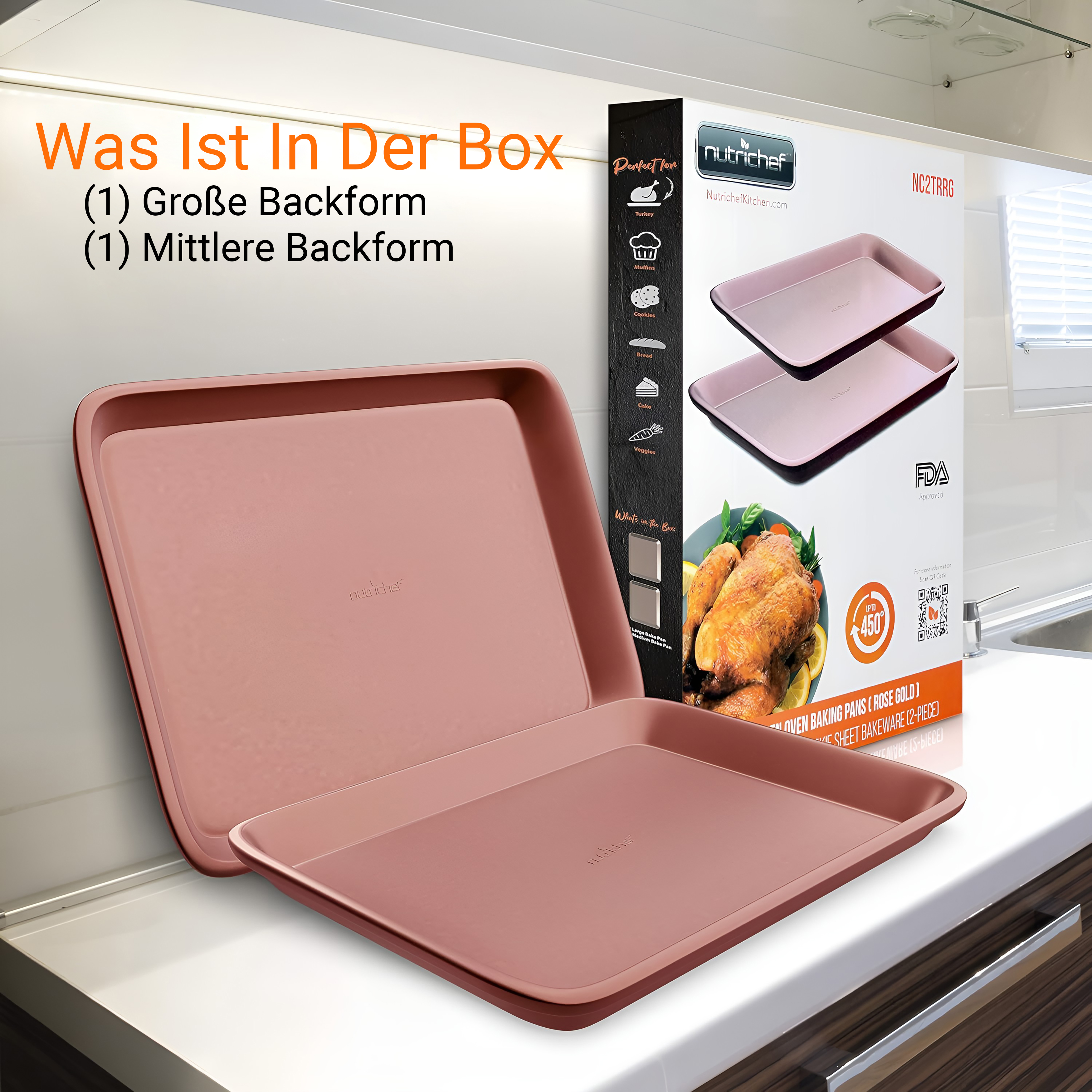 Zwei roségoldene Backbleche werden auf einer Küchenarbeitsplatte präsentiert.