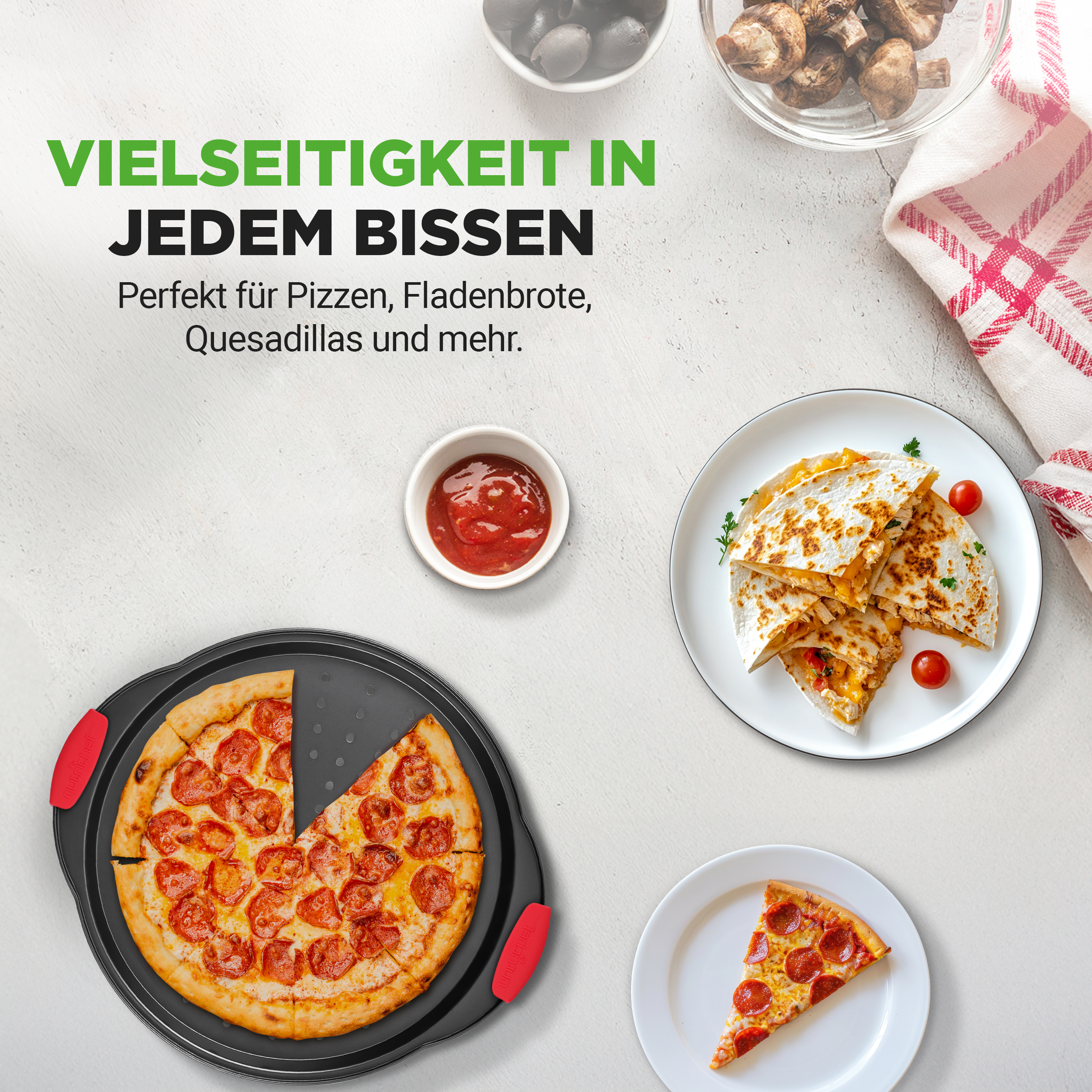Ein runder Pfefferoni-Pizza auf einer schwarzen Platte, daneben Quesadillas.