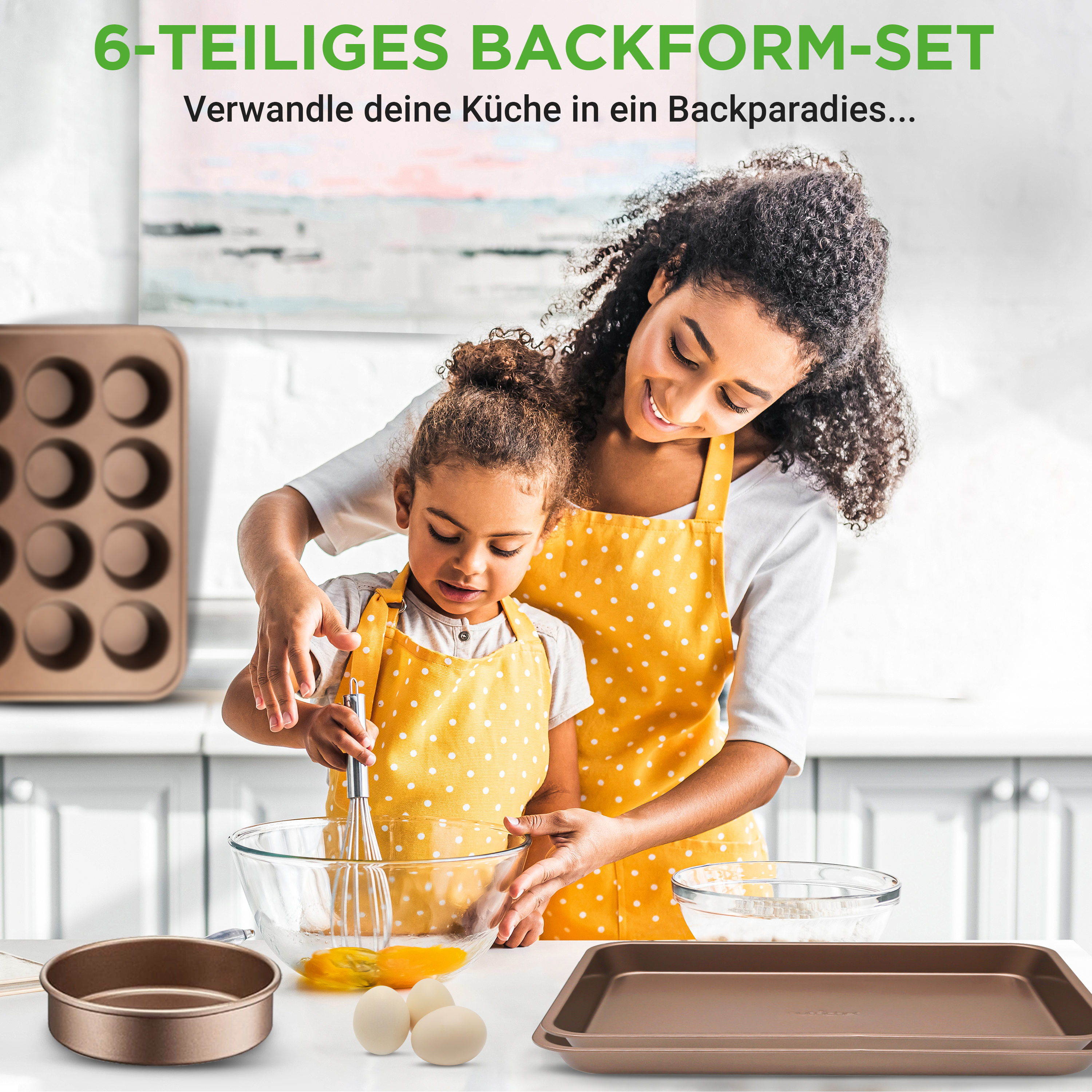 Mutter und Kind backen zusammen. Backformen liegen auf der Arbeitsplatte.