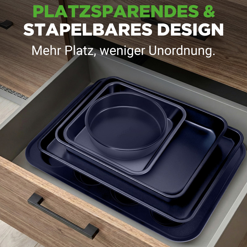 Ein Satz dunkelblauer Backformen, gestapelt in einer Schublade.