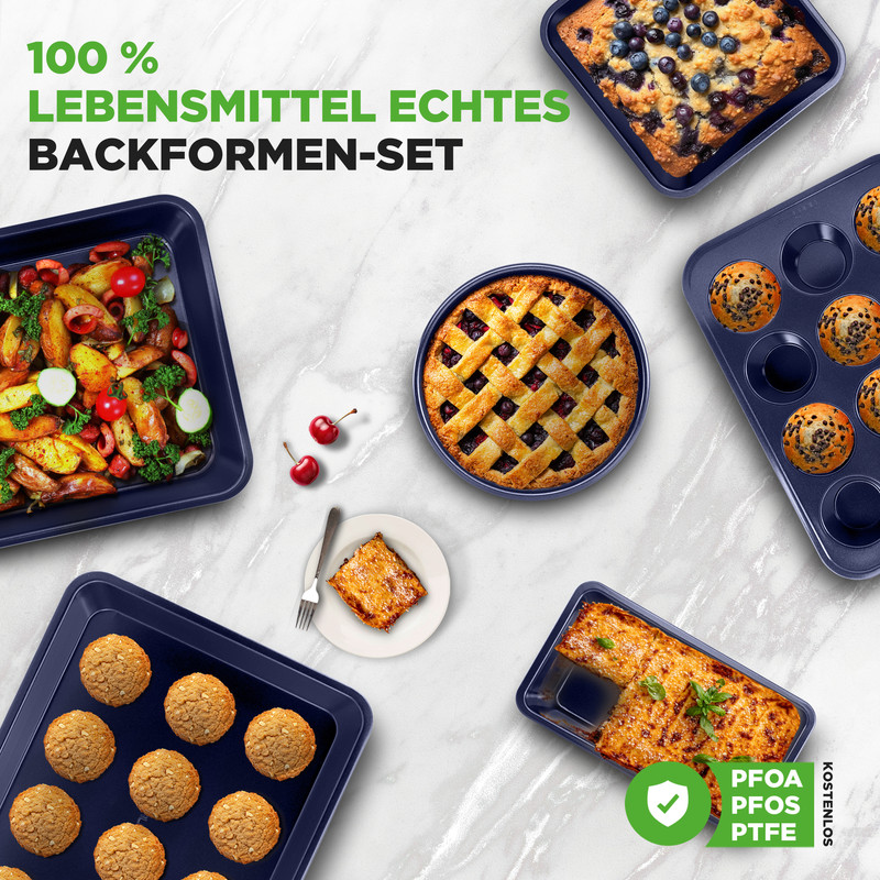 Backformen mit Keksen, Kuchen, Muffins und Kartoffeln. Oben links Text.