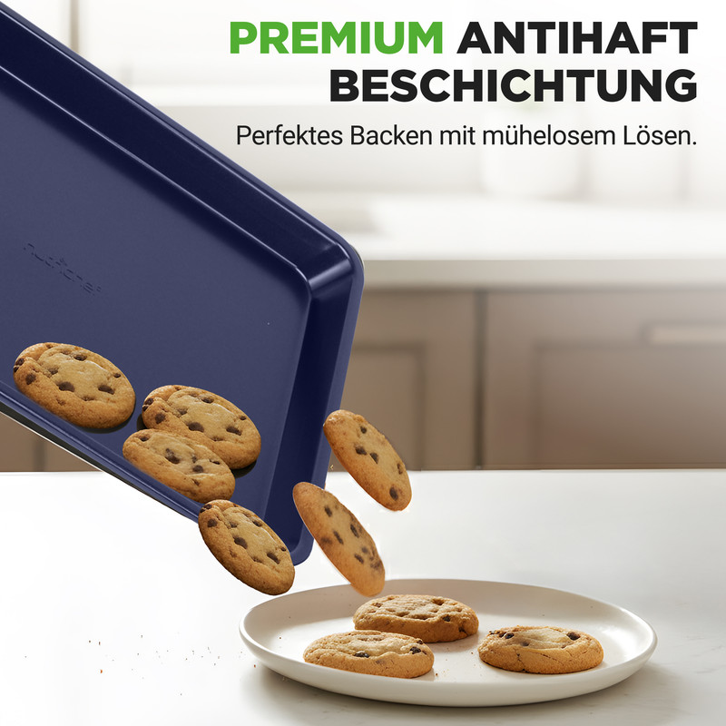 Schokoladenkekse fallen aus einer blauen Backform auf einen Teller.