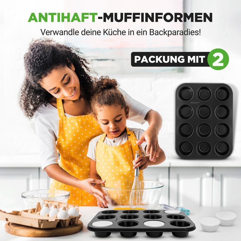 Mutter und Kind backen zusammen mit Muffinblechen und Eiern.