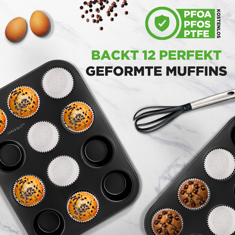 Muffinblech mit Muffins, Eiern und Schneebesen auf Marmoroberfläche.