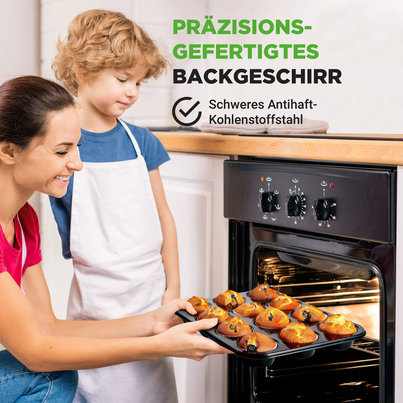 Mutter und Sohn nehmen Muffinform aus Ofen