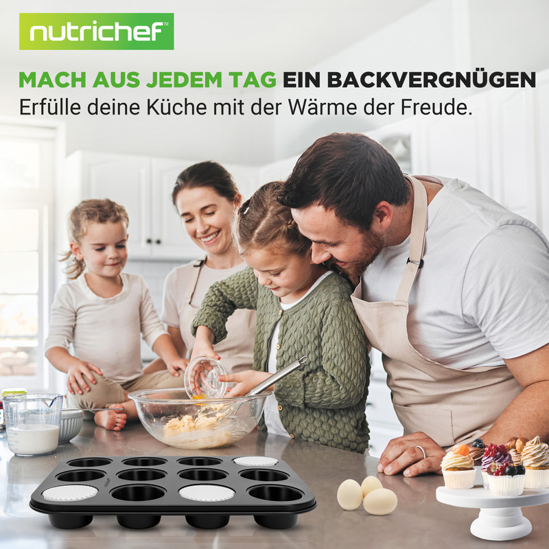 Familie backt zusammen in der Küche. Ein Mann, eine Frau und zwei Kinder mischen Teig.