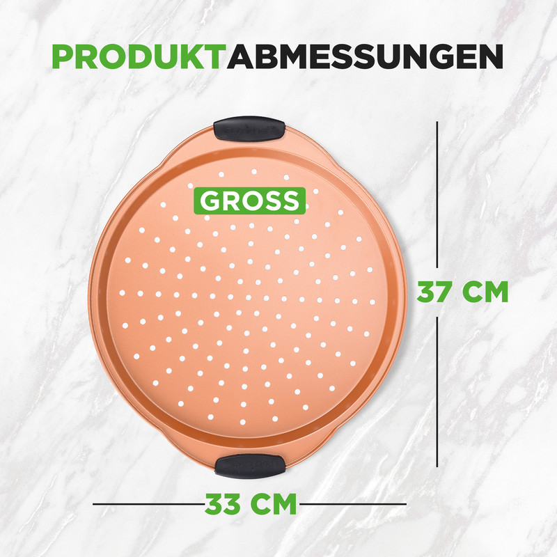 Eine runde, kupferfarbene Pizzapfanne mit Perforationen. Maße: 33 cm und 37 cm.