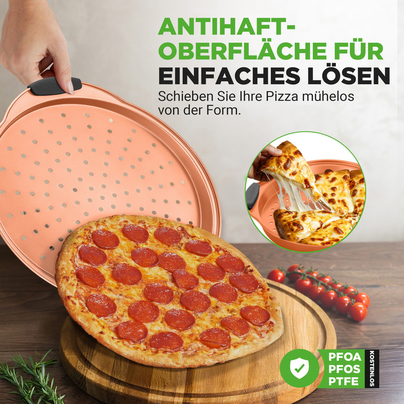 Eine Pizza mit Peperoni auf einem Holzbrett, daneben eine Pfanne mit gelöster Pizza.