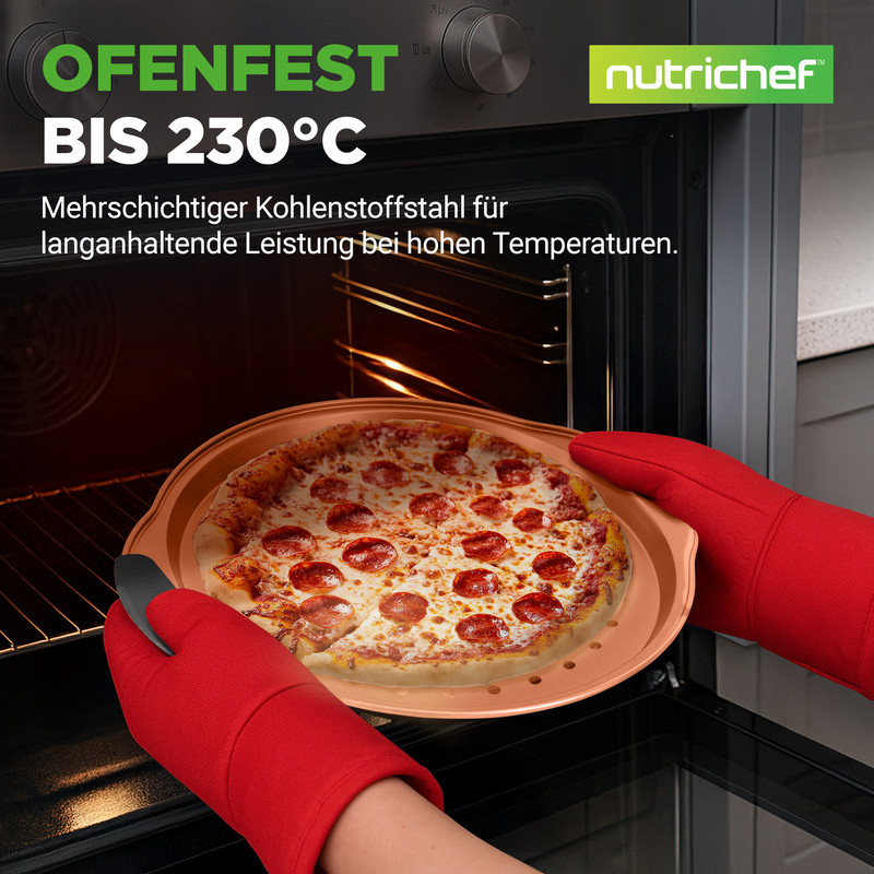 Eine Pizza wird mit roten Ofenhandschuhen aus einem Ofen genommen.