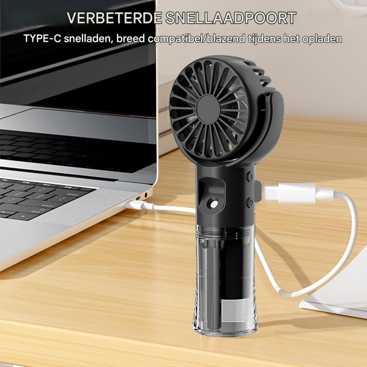 Ein kleiner schwarzer Ventilator mit transparentem Behälter ist an einen Laptop angeschlossen.