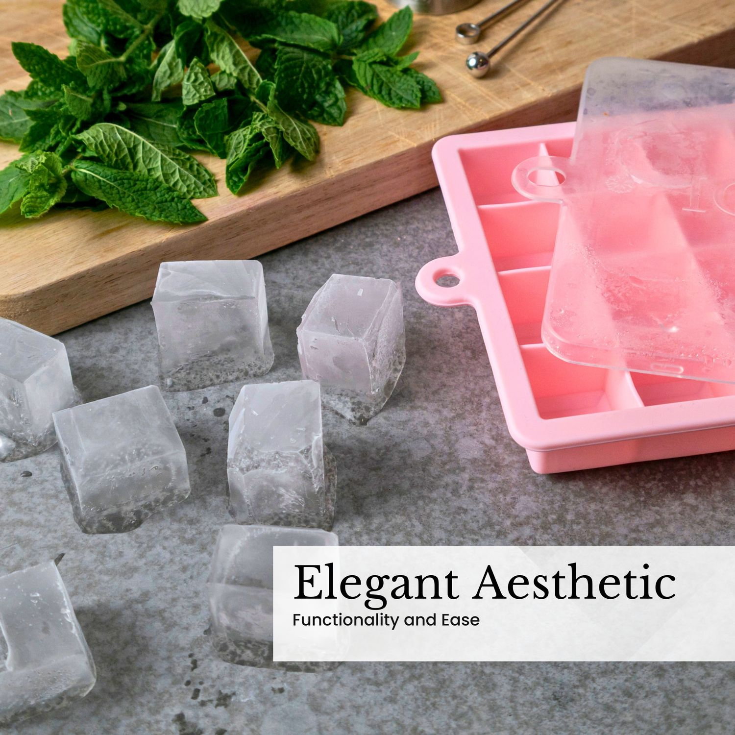 Eiswürfel liegen neben einem rosa Eiswürfelbehälter und Minzblättern auf einem Holztisch.
