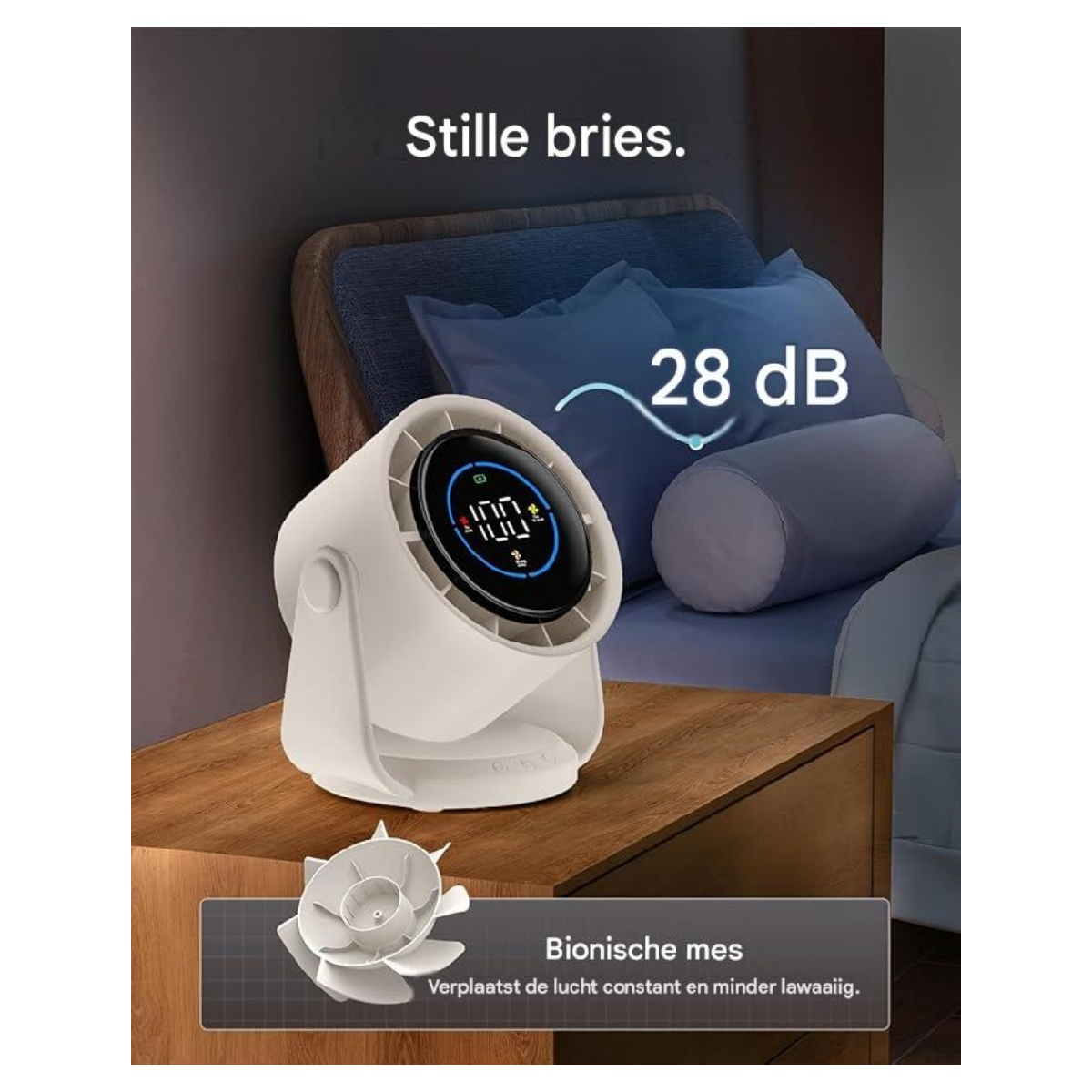 Ein weißer Ventilator steht auf einem Nachttisch neben einem Bett. Anzeige 28 dB.