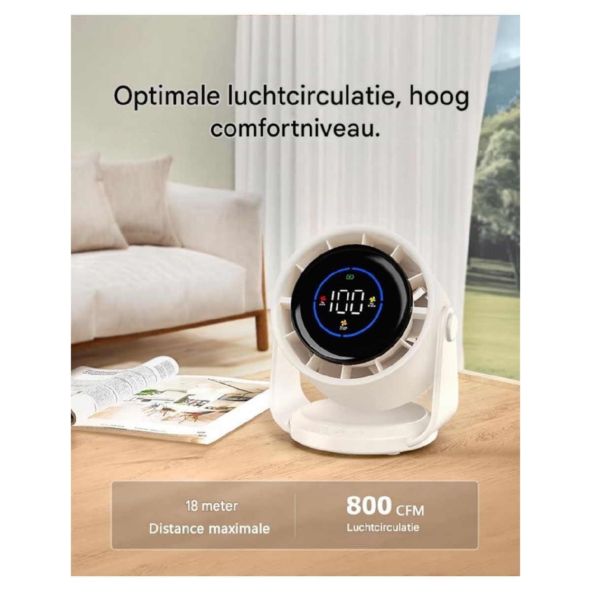 Ein weißer Ventilator mit digitaler Anzeige steht auf einem Holztisch neben einem Sofa.