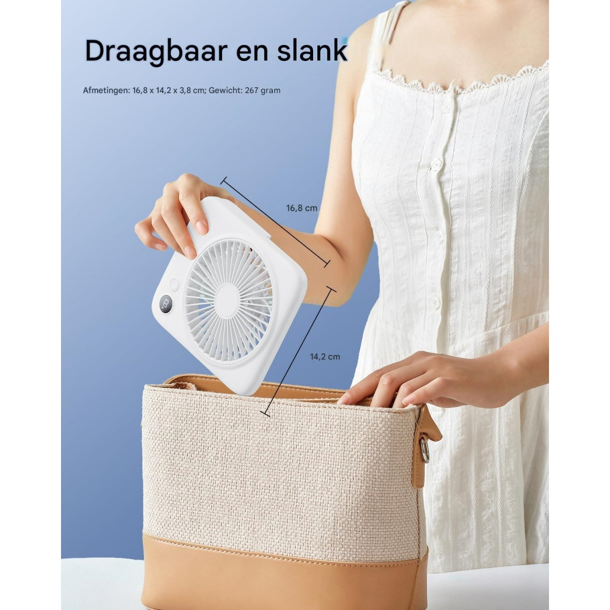 Eine weiße Hand hält einen kleinen Ventilator über eine Tasche.