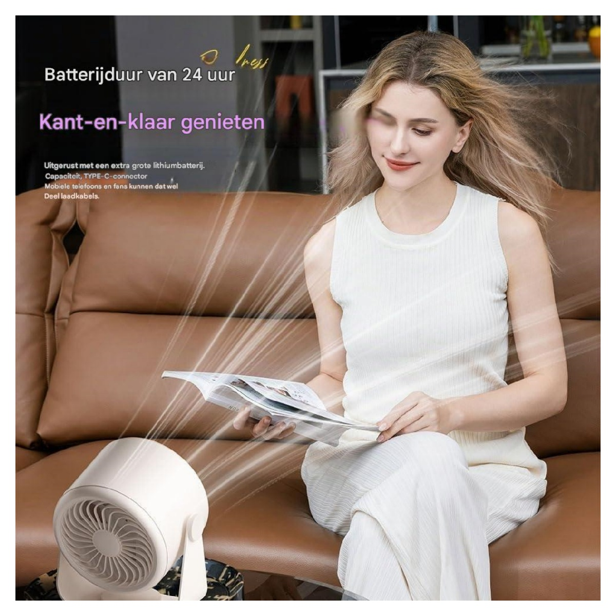 Eine Frau sitzt auf einem braunen Sofa und liest. Ein weißer Ventilator bläst Luft zu ihr.
