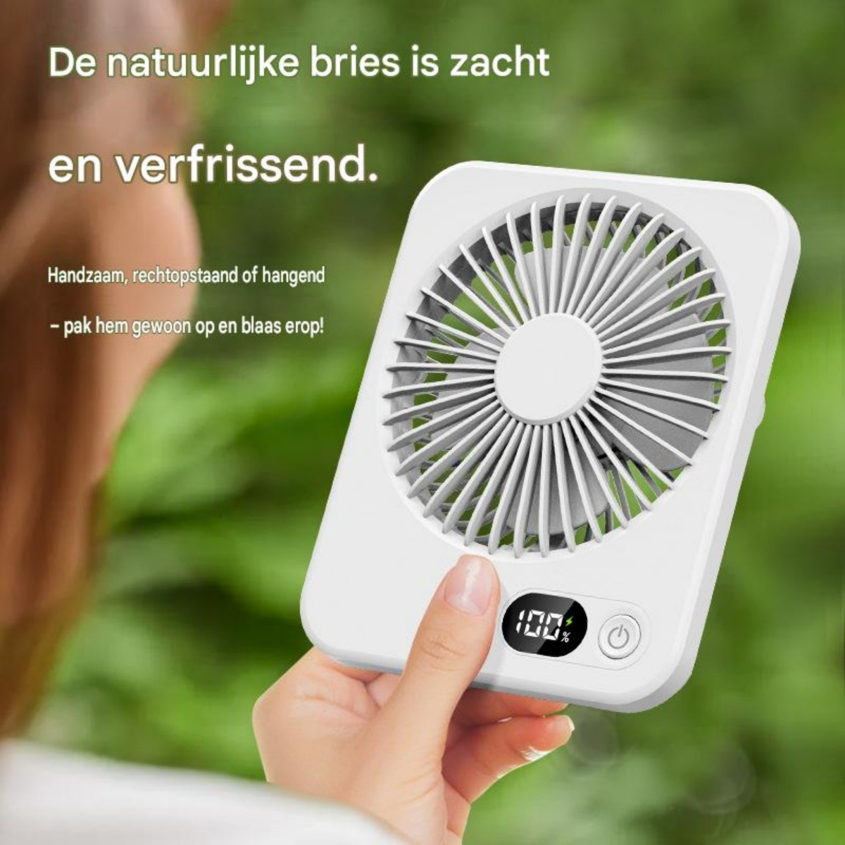 Eine Hand hält einen weißen Ventilator mit einem Display, das 100% anzeigt.