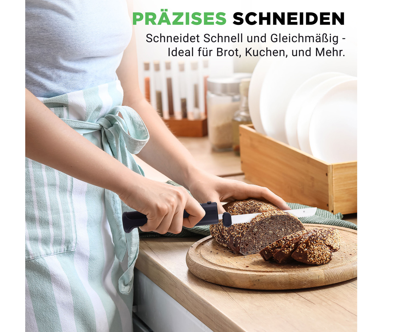 Person schneidet Brot mit einem Messer in einer Küche, mit Tellern im Hintergrund.