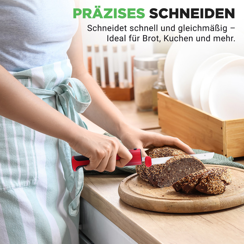 Person schneidet Brot mit einem roten Elektromesser in einer Küche.