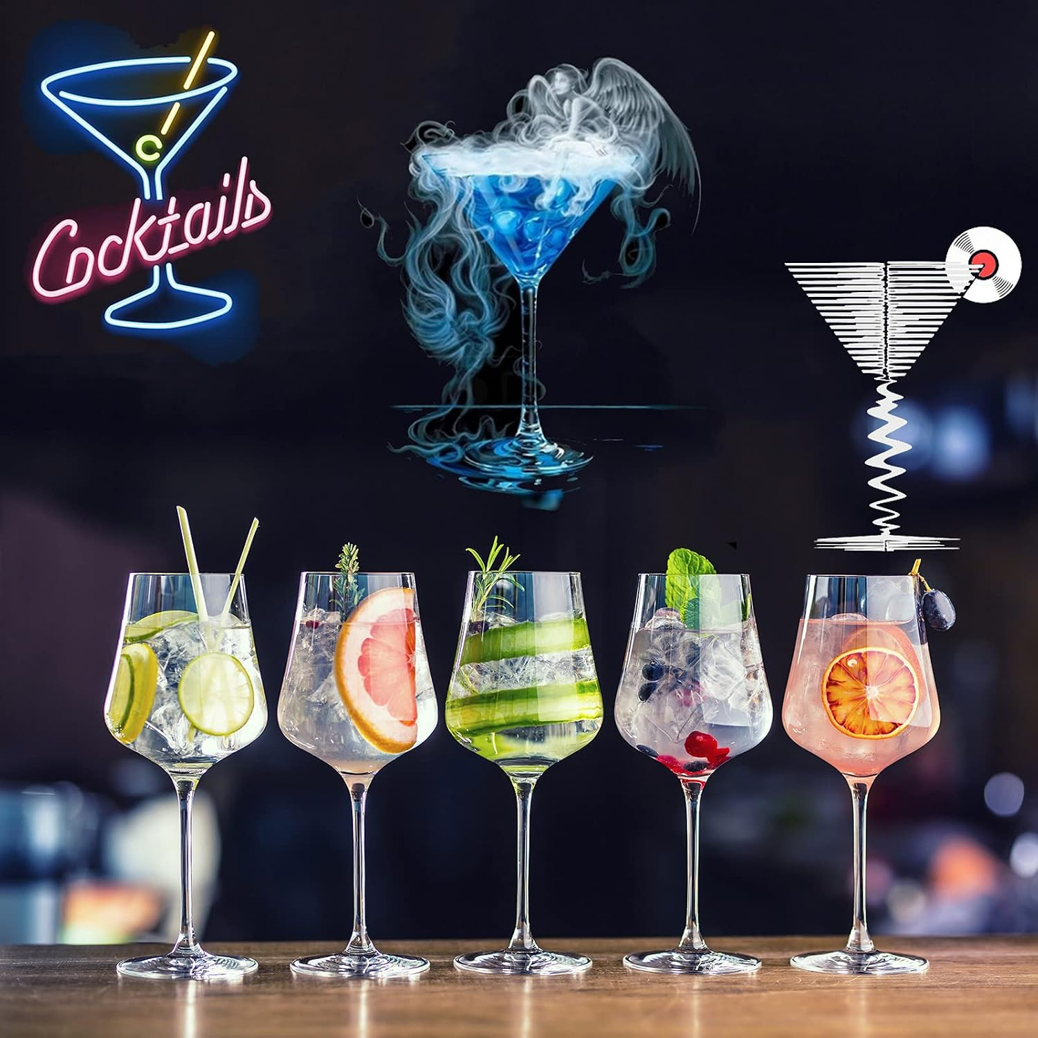 Fünf Cocktails mit Früchten und Eis auf einer Theke. Oben sind drei abstrakte Cocktail-Grafiken.