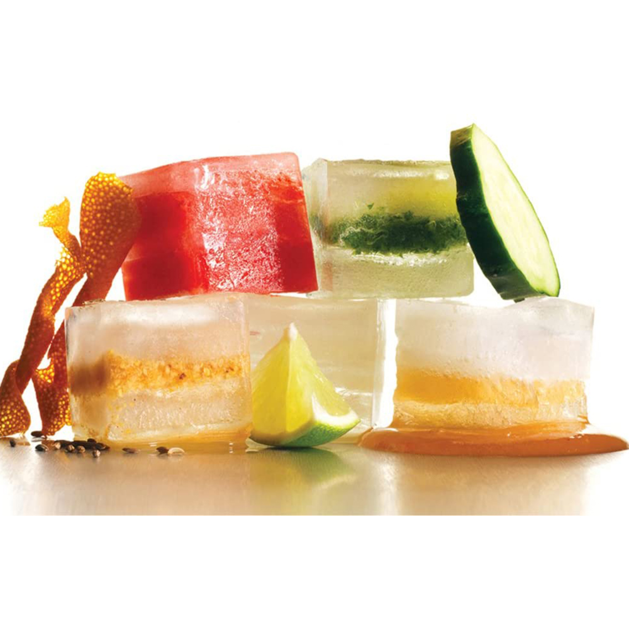 Stapel von Fruchteiswürfeln mit Garnituren wie Gurke, Limette und Orangenschale.