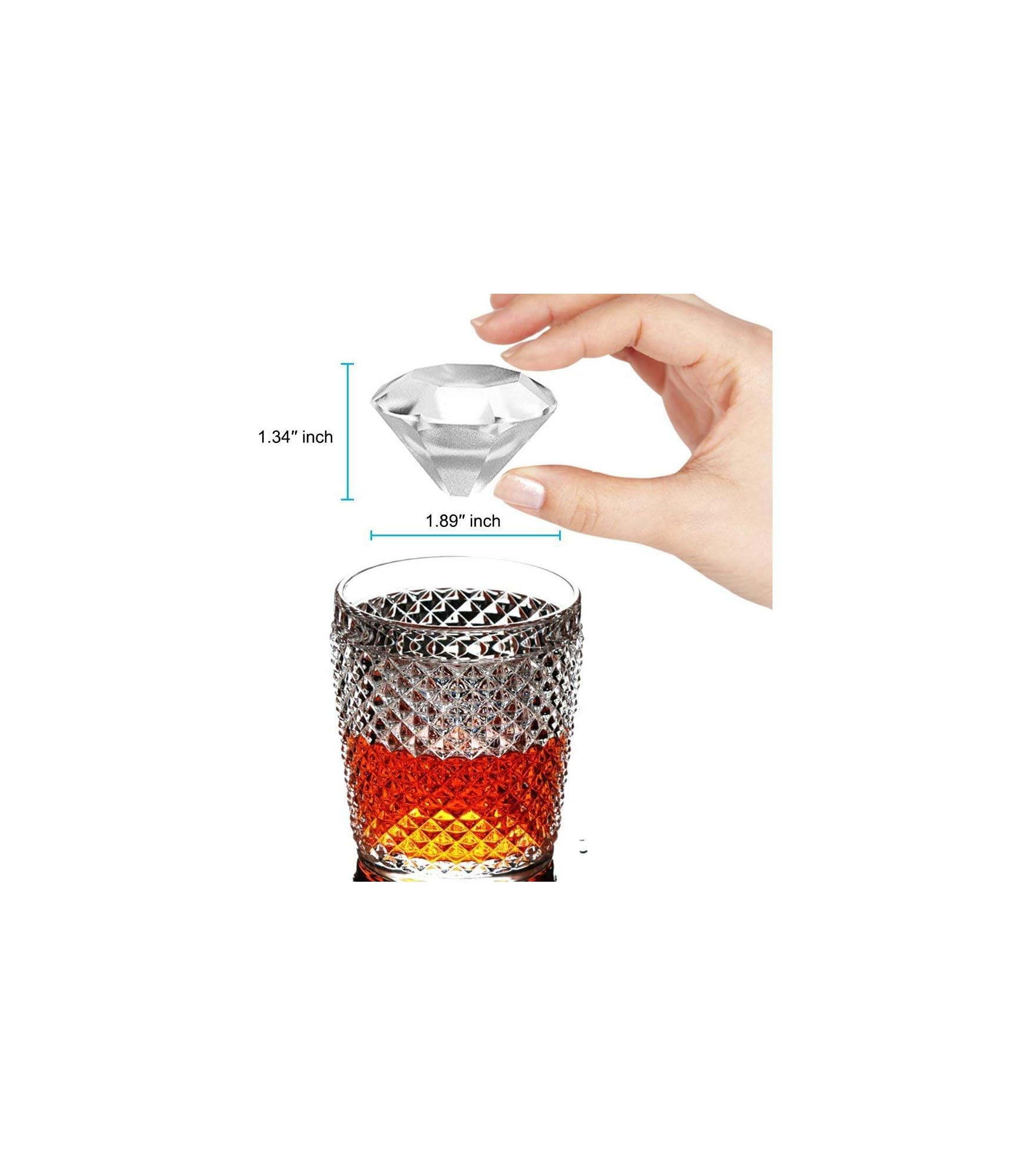 Eine Hand hält einen facettierten Glasdiamanten über einem Whiskeyglas.