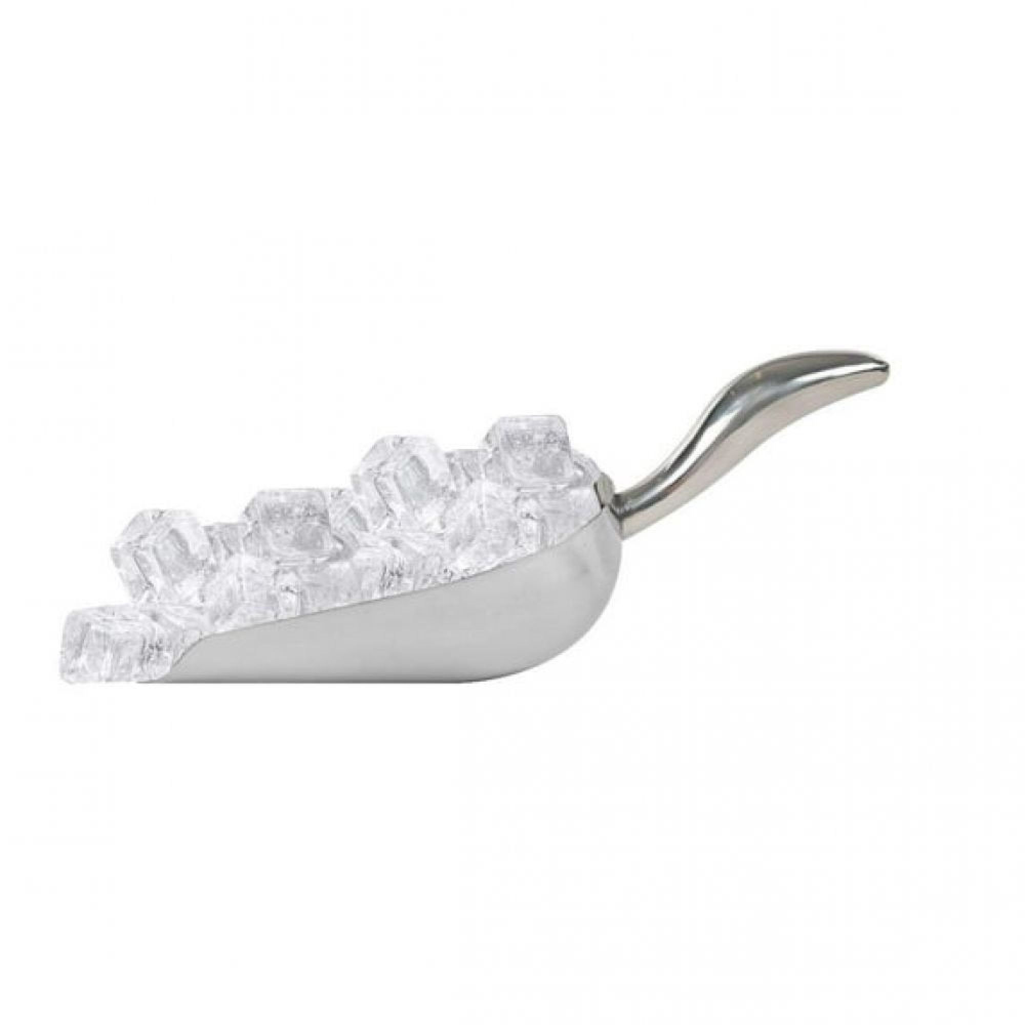 Eine Metall-Eisschaufel voller klarer Eiswürfel auf weißem Hintergrund.