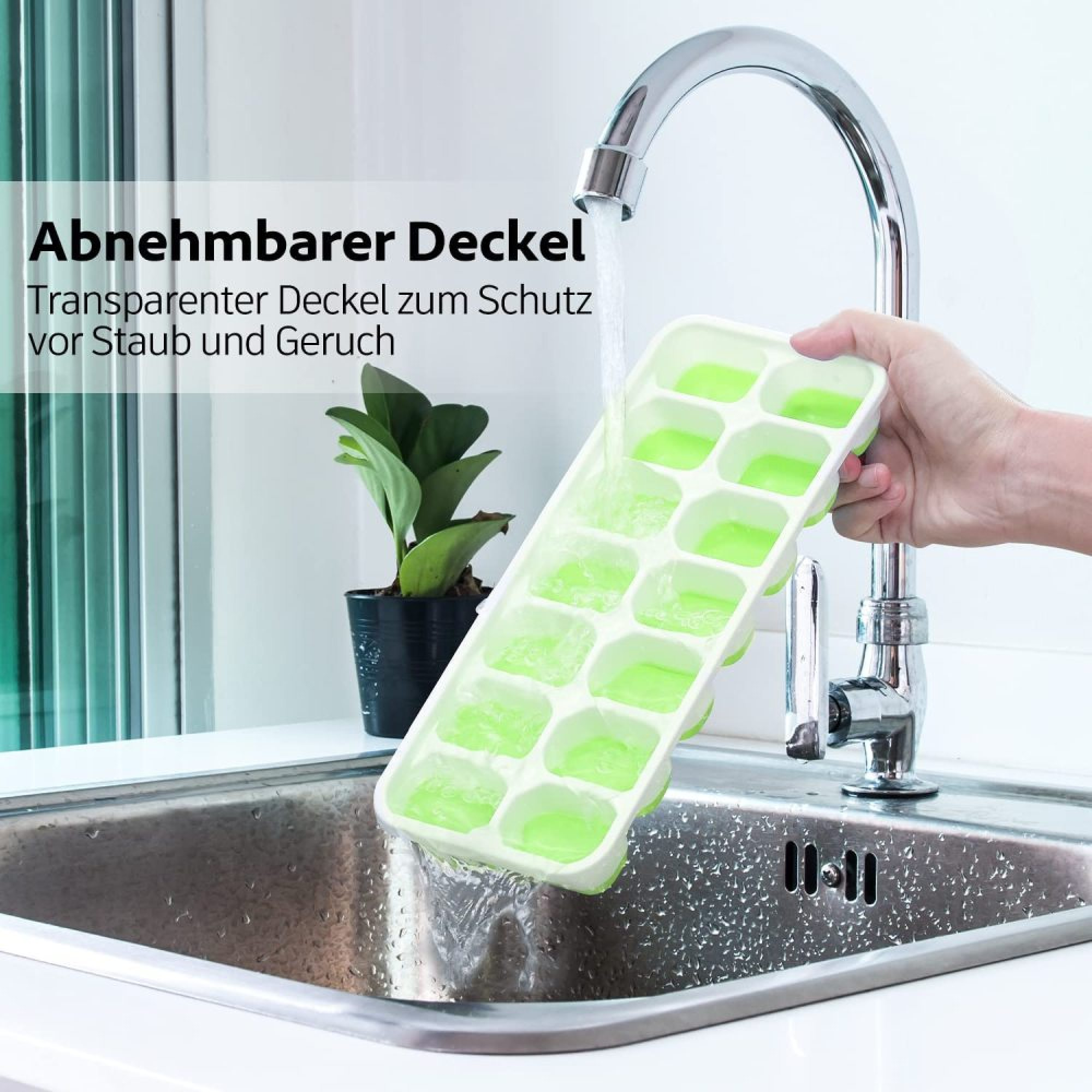 Eine Hand hält eine grüne Eiswürfelform unter fließendem Wasser in einer Spüle.