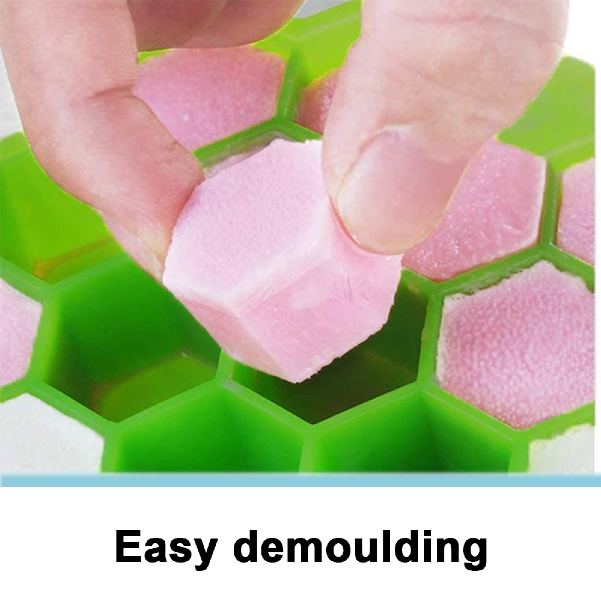 Ein Finger nimmt einen rosa sechseckigen Eiswürfel aus einer grünen Silikonform.