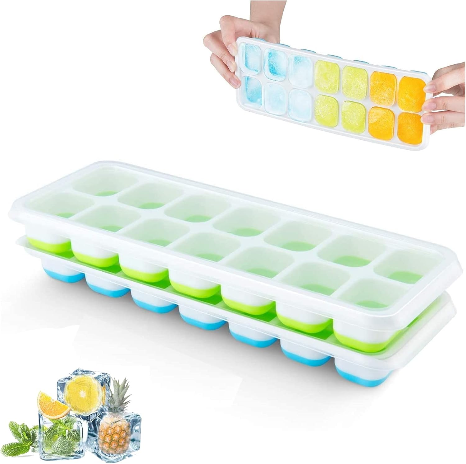 Zwei Eiswürfelformen, eine gefüllt mit bunten Eiswürfeln, neben Früchten und Minze.