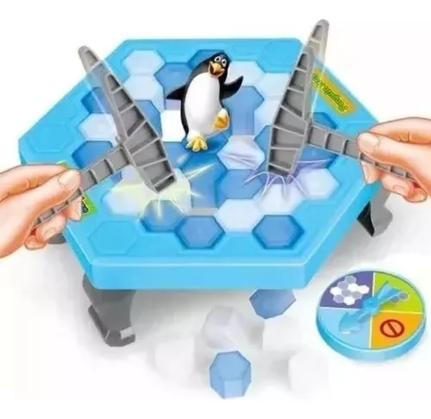Ein Pinguin steht auf einem Eisspielbrett, während Hämmer Eisbrocken zerschlagen.