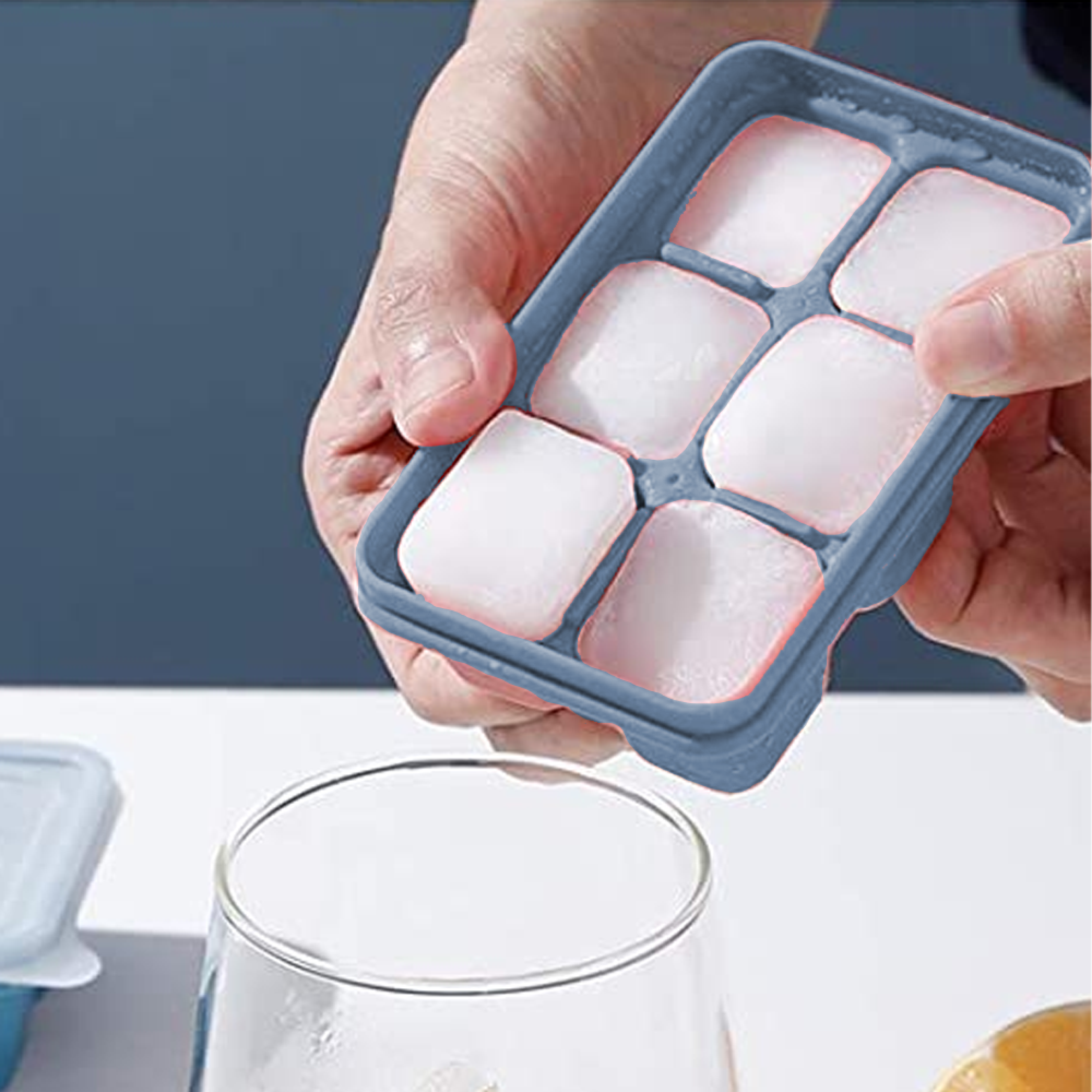 Eine Hand hält eine blaue Eiswürfelform mit sechs Eiswürfeln.