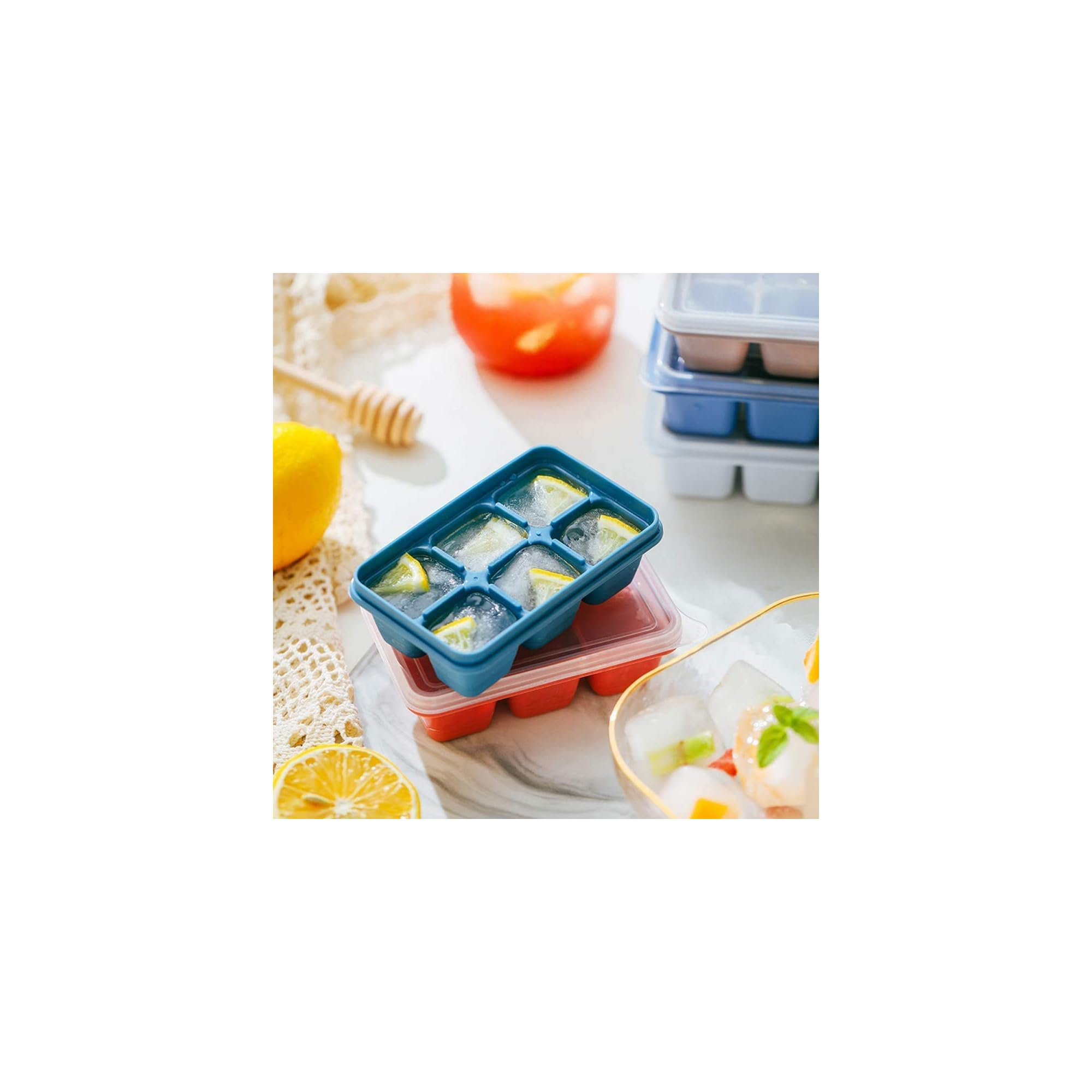 Blaue Eiswürfelform mit Zitronenscheiben und Eis. Getränk mit Eis und Zitrone.